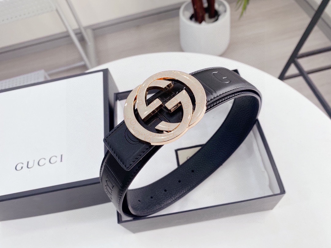 P125Gucci 男女通用款 古奇新款互扣式G带扣深受品牌辉煌的70年代经典设计所影响，得以重新诠释。安放于织纹纯皮腰带之上。正品一致的吊牌全套包装 配纸袋 礼品盒  （亲们下单一定备注腰围 尺码）宽度3.8cm 纯牛皮制作