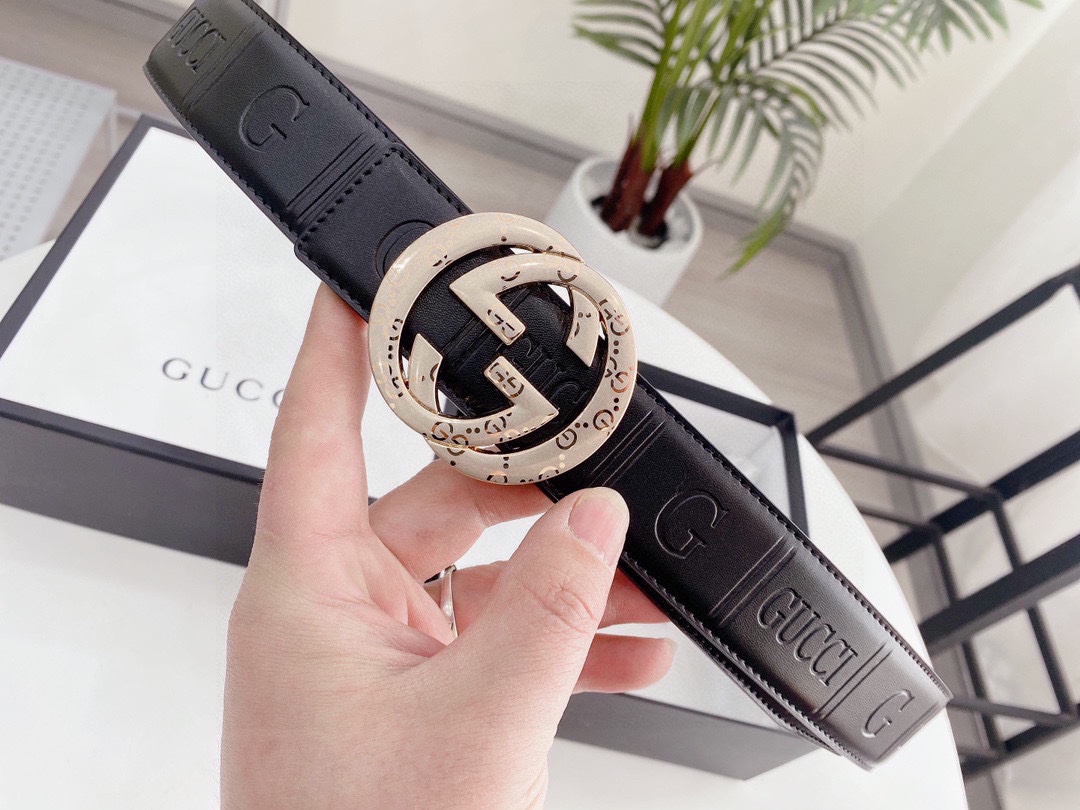 P125Gucci 男女通用款 古奇新款互扣式G带扣深受品牌辉煌的70年代经典设计所影响，得以重新诠释。安放于织纹纯皮腰带之上。正品一致的吊牌全套包装 配纸袋 礼品盒  （亲们下单一定备注腰围 尺码）宽度3.8cm 纯牛皮制作