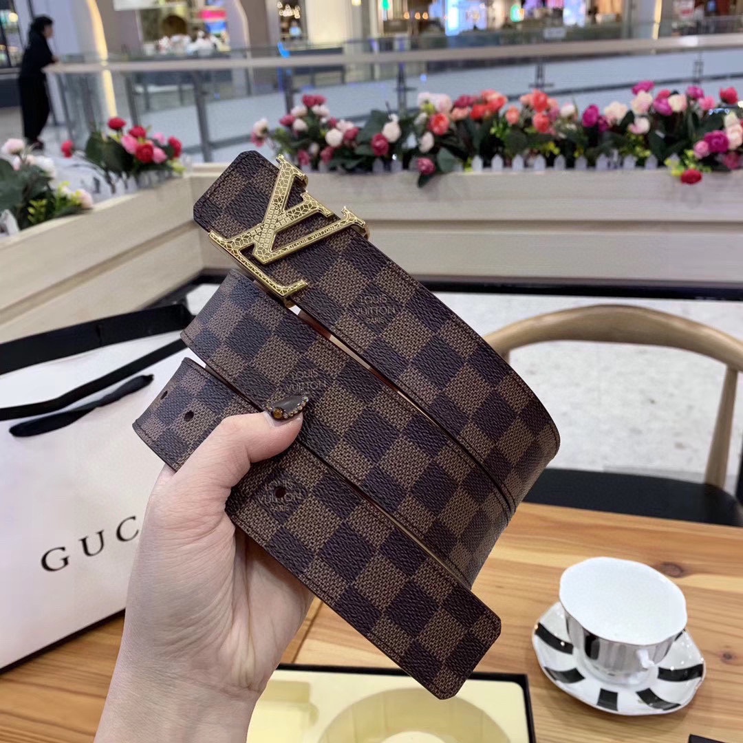 💰255包邮
LV：路易威登（LOUIS VUITTON）正版开模 此款腰带双面采用意大利原厂定制进口牛皮带身 水波纹皮 精密电镀标志性五金搭扣 。