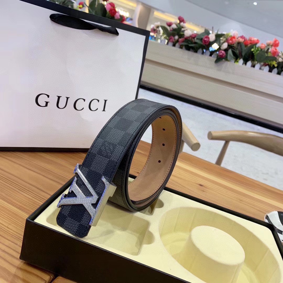 💰255包邮
LV：路易威登（LOUIS VUITTON）正版开模 此款腰带双面采用意大利原厂定制进口牛皮带身 水波纹皮 精密电镀标志性五金搭扣 。