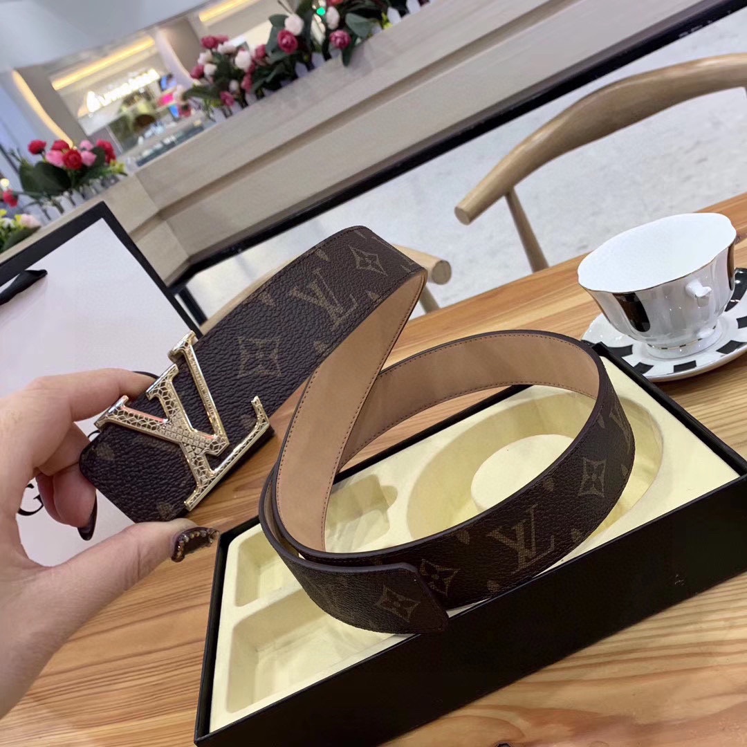 💰255包邮
LV：路易威登（LOUIS VUITTON）正版开模 此款腰带双面采用意大利原厂定制进口牛皮带身 水波纹皮 精密电镀标志性五金搭扣 。