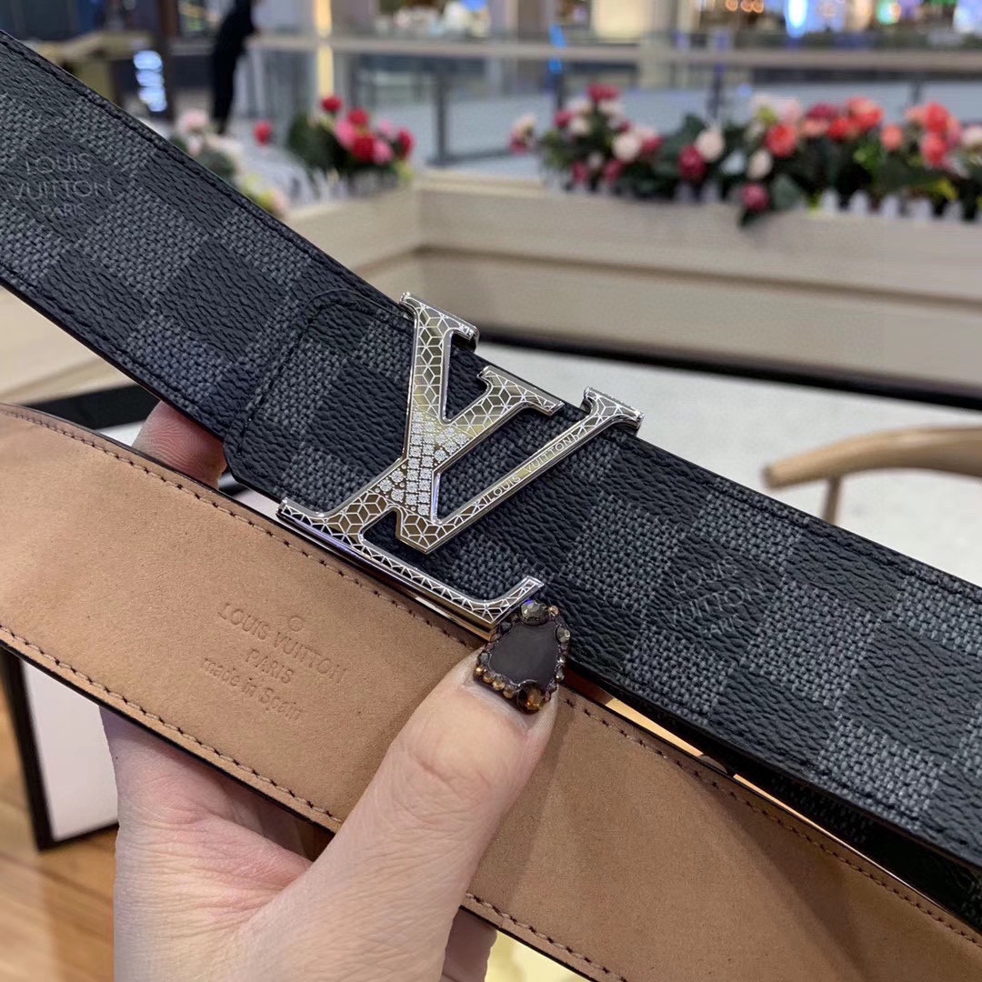 💰255包邮
LV：路易威登（LOUIS VUITTON）正版开模 此款腰带双面采用意大利原厂定制进口牛皮带身 水波纹皮 精密电镀标志性五金搭扣 。