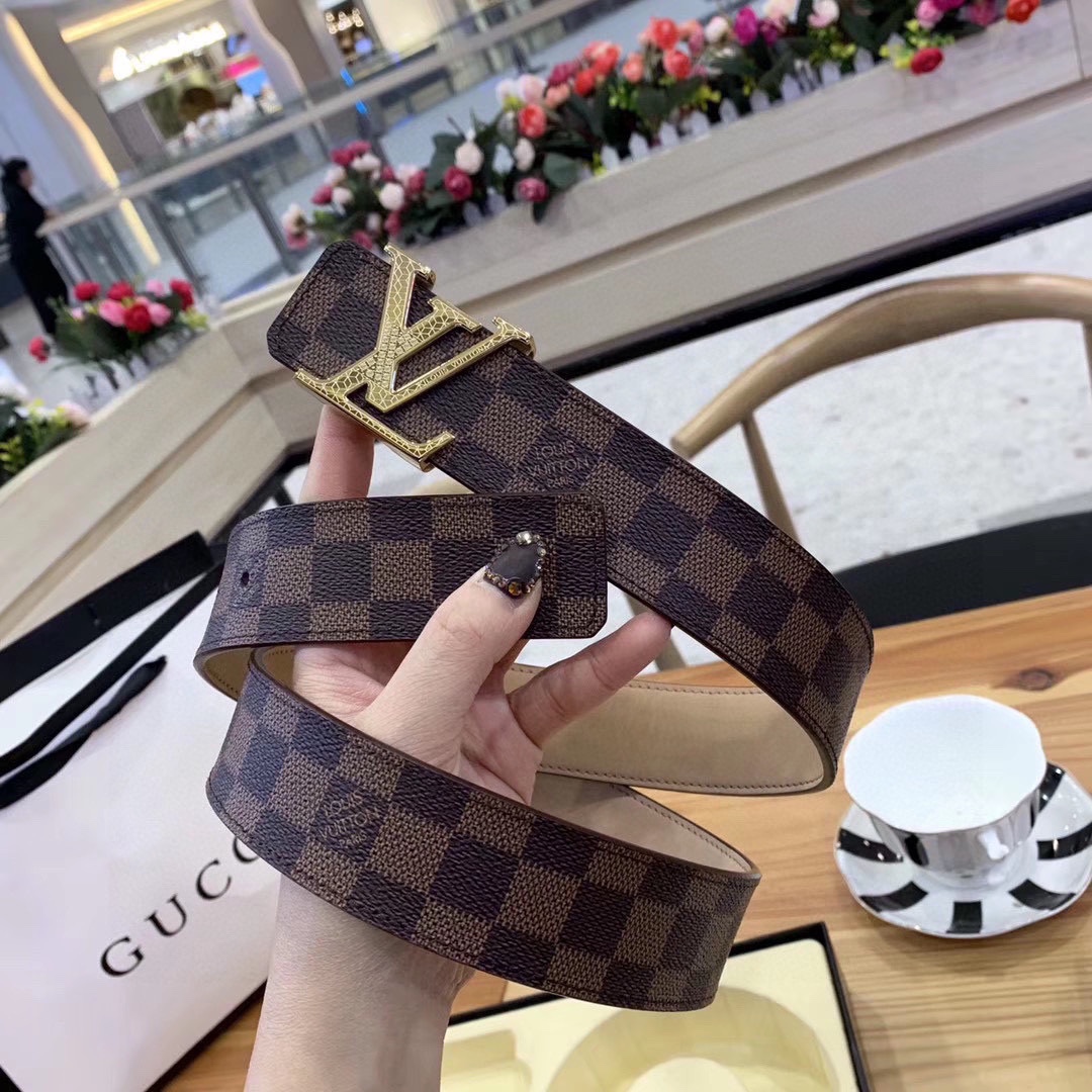 💰255包邮
LV：路易威登（LOUIS VUITTON）正版开模 此款腰带双面采用意大利原厂定制进口牛皮带身 水波纹皮 精密电镀标志性五金搭扣 。