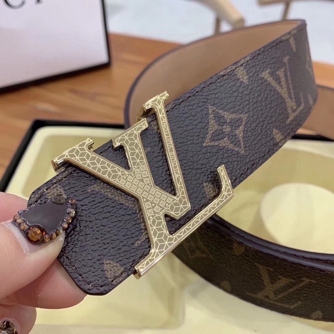 💰255包邮
LV：路易威登（LOUIS VUITTON）正版开模 此款腰带双面采用意大利原厂定制进口牛皮带身 水波纹皮 精密电镀标志性五金搭扣 。