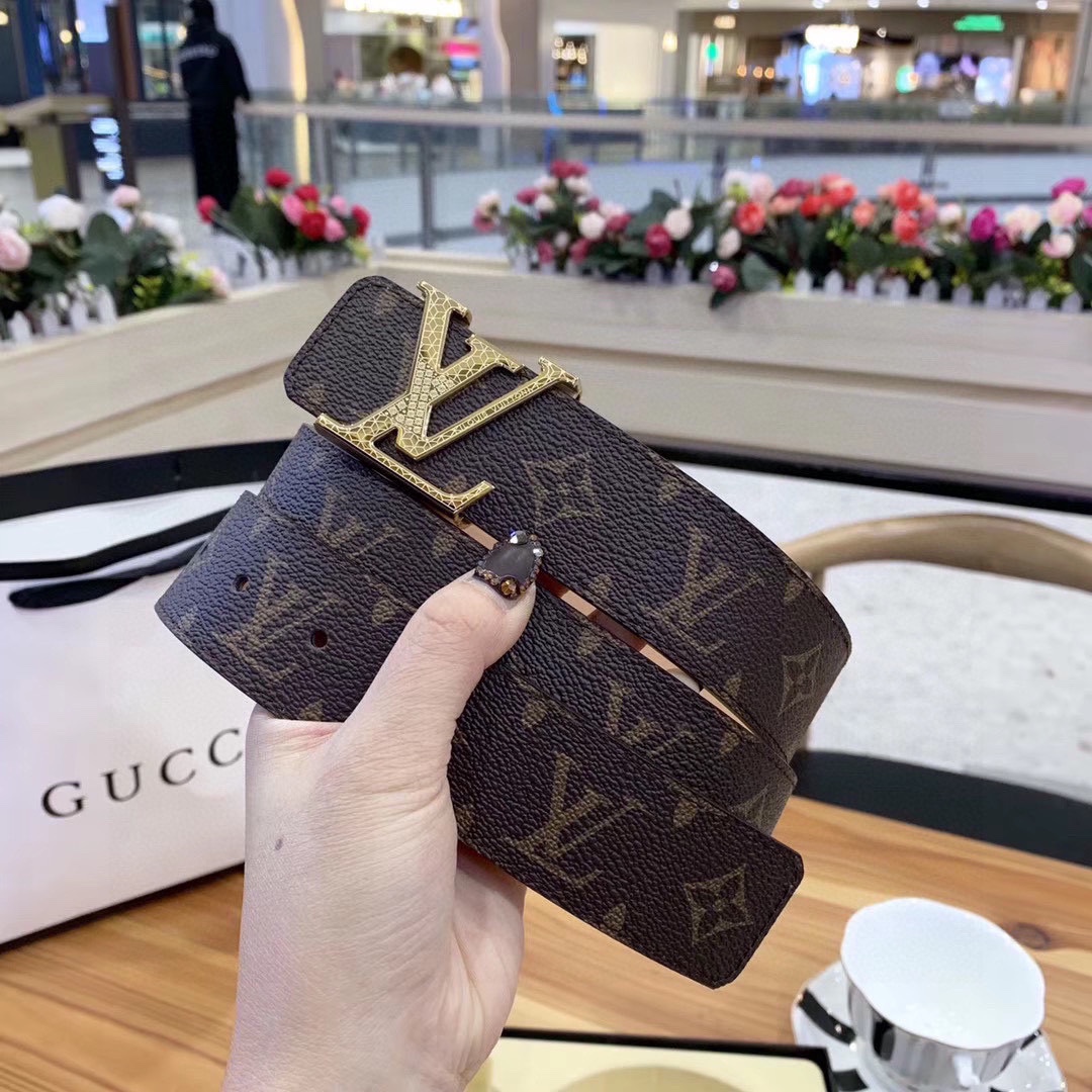 💰255包邮
LV：路易威登（LOUIS VUITTON）正版开模 此款腰带双面采用意大利原厂定制进口牛皮带身 水波纹皮 精密电镀标志性五金搭扣 。