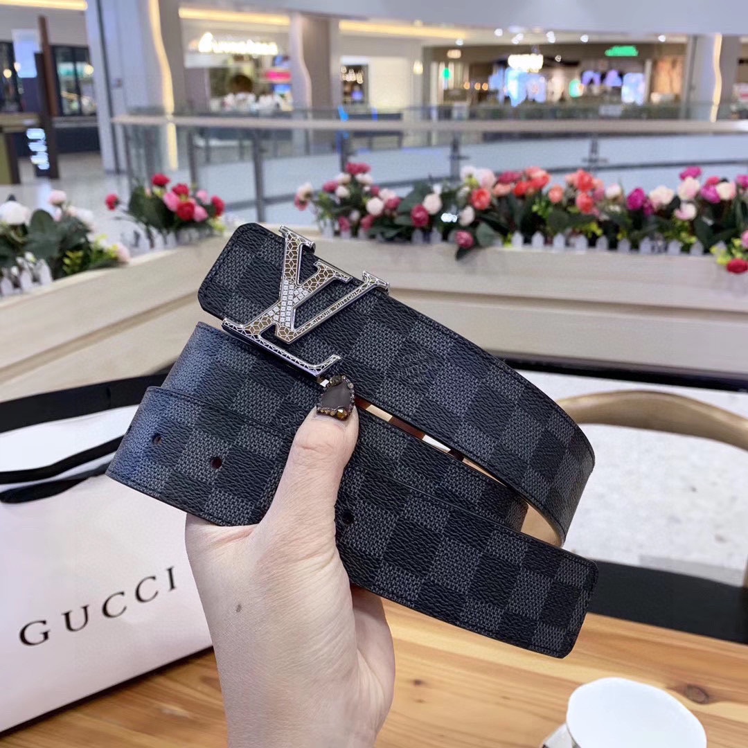💰255包邮
LV：路易威登（LOUIS VUITTON）正版开模 此款腰带双面采用意大利原厂定制进口牛皮带身 水波纹皮 精密电镀标志性五金搭扣 。