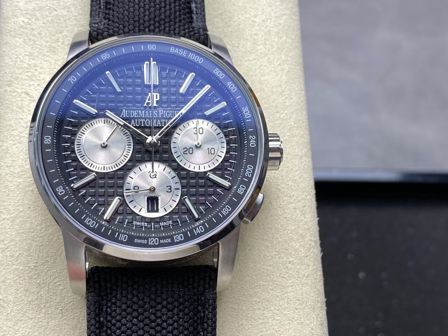 NO:553221,AP Audemars Piguet Code Chronograph Royal Oak 26048 Offshore 41mm Chronograph Mechanical Watch 1. The case is top-notch treated according to the original mold opening and multiple processes 2. The three-dimensional and neat disk 'biscuit texture' is exactly the same as the original 3: The original mold opening details of the 316 stainless steel case have been polished and frosted through multiple processes 4. The movement has accurate 9-digit small seconds travel time 5. The watch mirror is made of imported anti-glare crystal sapphire glass  6. The strap is matched with imported Italian calfskin and canvas belts, and the buckle is a practical original pin buckle, size 41mm, highly recommended for entry-level Audemars Piguet, quality production, audemars, cowhide19860909AP 爱彼code计时皇家橡树26048离岸型41mm计时机械腕表 1.壳套按照原装开模多道工序顶级处理 2.一体字面立体工整的盘面“饼干纹理”和原装一模一样 3:316精钢表壳原装开模细节经过多道工序的打磨磨砂处理 4.机芯9字位小秒走时精准 5.表镜选用进口防眩水晶蓝宝石玻璃镜面 6.表带搭配进口意大利小牛皮以及帆布皮带,表扣实用原装针扣,尺寸41mm,爱彼入门级强烈推荐,精品打造,,audemars,cowhide,Watch