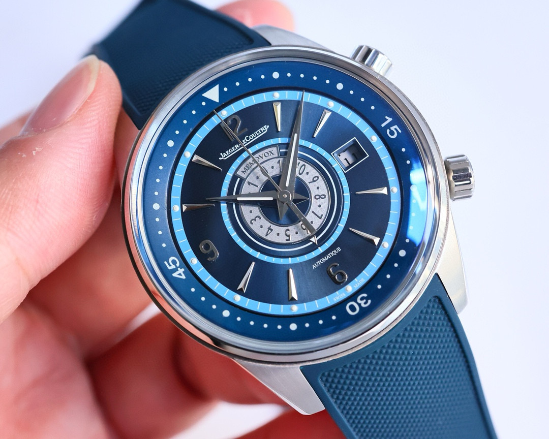 NO:553229,Jaeger-LeCoultre/410257J/42mm/alarm watch. The movement adopts Japanese movement quality guarantee for three years and zero repair. Jaeger-LeCoultre 410257J series calendar watch, JL has a very modern double handle design, with elegant yet sporty smooth lines. Deep and elegant, yet extraordinary. [Case] Watch size 42X13.1mm  The classic and capable watch case is polished by hand, with brushed sides and polished edges. The craftsmanship and process are all consistent with genuine products. The bottom cover is also engraved with Jaeger-LeCoultre-style diving clothing and engraved patterns. [Strap Buckle] Natural rubber strap, thin, long and soft, enough to wrap around and fit the wrist, with original Jaeger-LeCoultre buckle.,,jaeger-lecoultre19860909积家大师 Jaeger-LeCoultre/410257J/42mm/闹铃腕表 机芯采用日本机芯质量保证三年零返修 积家大师410257J系列日历型腕表,JL 极具现代气息的双把设计,搭配优雅而不失运动风格的流利线条. 深邃雅然,不失非凡.【表壳】腕表尺寸42X13.1mm 经典干练的表壳采用纯手工打磨,侧面拉丝处理、 边缘抛光,工艺和工序鑫均吻合正品,底盖同样刻有颇具积家风格的潜水服装,雕刻饰纹.【表带扣】天然橡胶表带,薄而长且柔软,足以缠绕贴合手腕,搭配积家原装表扣.,,jaeger-lecoultre,Watch