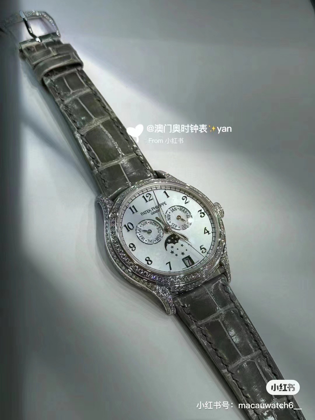 NO:143988,Compared with genuine products, the head is diamond-set, and the shell is diamond-set at 12:6:00!  Literal original mold opening!  The movement position is left swinging, but I don’t agree with it!  ,19860909正品对比, 把头镶钻,12点6点壳是镶钻的！ 字面丁原装开模！ 机芯位左摆 不服来比！,,Watch