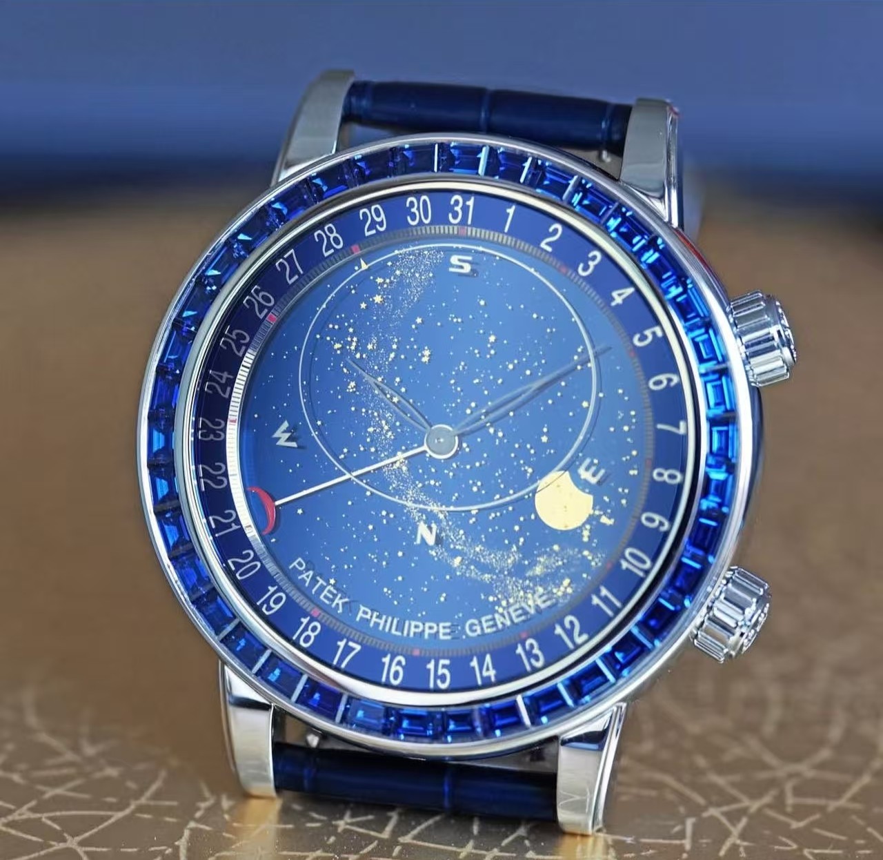 NO:822110,3k【3K Factory's pinnacle new work】Patek Philippe PP-6104G Geneva Sky Series, the market's top replica masterpiece, is coming!  When the starry sky turns into the scenery on your wrist, 3K Factory spent two years crafting it to interpret the aesthetics of Patek Philippe's super complex functions to the extreme!  The clockwise calendar direction is corrected to be exactly the same as the official one, and the astrological function is almost perfect - the dial is engraved with the real sky map of Geneva, and matched with the original homologous enamel white moon phase. The moon automatically waxes and wanes with the natural cycle. Every time you raise your wrist, it is a dialogue with the starry sky.  Equipped with an original imported miyota fully automatic mechanical movement and modified Cla. movement, with an original pearl 18K gold automatic hammer, the travel time is accurate and stable, and the performance is comparable to the genuine product; the bezel is inlaid with 45 bright gems, and the buckle is embellished with 28 rare crystals, showing a luxurious texture between light and shadow; the micro-arched anti-glare treatment mirror has a three-dimensional and transparent refraction effect, allowing the details of the dial to be clearly visible, and the texture is upgraded to another level.  Produced by 3K, it must be a high-quality product!  Restore the essence of high-end watches with ultimate craftsmanship, and invite all watch lovers to appreciate the extraordinary charm of the starry sky between your wrists, patek philippe198609093k【3K Factory 巅峰新作】百达翡丽PP-6104G 日内瓦苍穹系列 市场顶级复刻神作震撼来袭！ 当星空化作腕间风景,3K Factory耗时两年匠心雕琢,将百达翡丽超级复杂功能美学演绎到极致！修正与官方完全一致的顺时针日历方向,星象功能直逼完美境界——表盘复刻日内瓦真实苍穹图,搭配原装同源搪瓷白月相,月亮随自然周期自动阴晴圆缺,每一次抬腕都是与星空的对话. 搭载原装进口miyota全自动机械机芯改制Cla.机芯,搭配原装珍珠18K金自动锤,走时精准稳定,性能媲美正品；表圈镶嵌45颗璀璨宝石,表扣点缀28颗珍稀晶石,光影流转间尽显奢华质感；微拱形防眩目处理表镜,折射效果立体通透,让表盘细节清晰可见,质感再升一级. 3K出品,必属精品！以极致工艺还原高端腕表的精髓,邀各位表友共鉴腕间星空的非凡魅力,,patek philippe,Watch