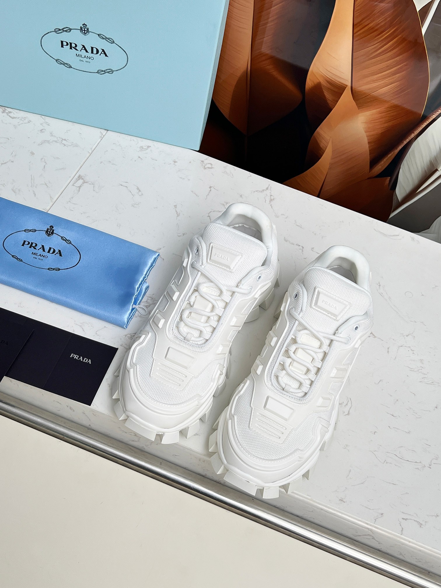 NO:351409,Real price couples style 2025 catwalk series top new★ Official website main!  Super street photography king!  Cai Xukun, Guan Xiaotong, and Li Yifeng, the shoe shapes are full of futuristic styles. The father's style sponge cake has a thick sole that is very long-lasting with legs. It is light and not tired. It is a brutal or marathon and is a stress-free original ban mold creation. It is top purchasing level!  All details are welcome to identify and compare material upper original ban mold high-density imported fly weaving fabric + TPU accessories inner lining imported high-density breathable Leica foot pad soft and comfortable breathable tire cowhide with high-density imported plastic pad outsole TPU + vacuum PU double-layer combination light and comfortable outsole Size35~46 original full set of ZP new packaging.,,cowhide19860909实价 情侣款    2025走秀系列顶级上新★ 官网主打！超级街拍王！蔡徐坤、关晓彤、李易峰众明星上脚示范鞋型线条未来感十足,老爹款松糕厚底很好的拉长双腿线条,轻便不累脚,暴走或者马拉松都豪无压力原ban开模打造,顶级代购级别！各方面细节欢迎鉴定对比材质鞋面原ban开模高密进口飞织布+TPU配件内里进口高密透气莱卡垫脚柔软舒适透气胎牛皮配高密进口塑胶垫大底TPU+真空PU双层组合轻便舒适大底Size35～46原版全套ZP全新包装.,,cowhide,Men's shoes