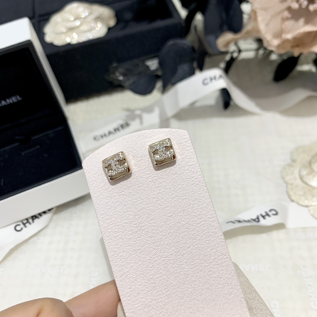 NO:631159,Xiaoxiang 24C, the hottest model, mini size, diamond c mini sugar cube earrings, especially versatile for daily use, simple and elegant style, sold out in every cabinet, the style that the whole world is looking for, close your eyes and blindly buy this style!  88150,,Cardia high-end jewelry19860909小香24C,爆款王,迷你号,钻c迷你方糖耳钉,特别日常百搭,简约大气款,柜柜卖断货,全世界都在找的款,闭眼盲冲款！88150,,卡迪亚高端饰品,Jewelry