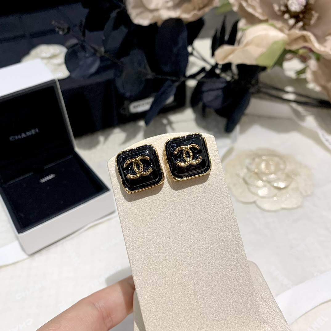 NO:631161,Xiaoxiang 23K popular black sugar cube, a model that has been out of stock since it was put on the shelves, classic lava cc, black enamel craftsmanship, random hammering patterns on the edges, black and gold color matching, a must-have item in autumn and winter, very versatile!  88160,,Cardia high-end jewelry19860909小香23K爆款黑方糖,上架就断货的款,经典熔岩cc,黑珐琅工艺,边缘有随机的捶打纹,黑金配色,秋冬必入单品,非常百搭！88160,,卡迪亚高端饰品,Jewelry