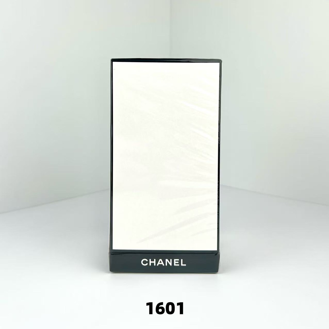 80 重新到货！
（下单备注：香奈儿1957油）
香奈儿高定1957延香精华油250ml🔜编码1601✔️可配中文标。配手提袋️❗️复刻1957香水灵魂香调&mdash;&mdash;白麝香交织雪松花香，温柔清冽
▫️丝缎精油质地，一抹化入肌肤不黏腻
▫️鎏金细闪粒子，灯光下流转裸感微光
▫️黑金瓶身自带法式仪式感
💫功效：
✔️24h柔肤锁水，沙漠皮秒变绸缎肌
✔️香水级持久留香，肌肤透出慵懒高级香
✔️身体高光效果，约会穿吊带必涂锁骨
