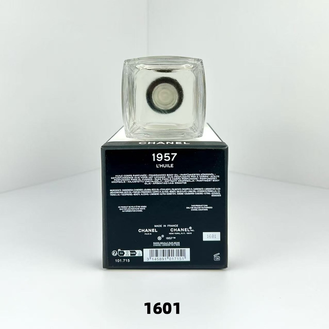 80 重新到货！
（下单备注：香奈儿1957油）
香奈儿高定1957延香精华油250ml🔜编码1601✔️可配中文标。配手提袋️❗️复刻1957香水灵魂香调&mdash;&mdash;白麝香交织雪松花香，温柔清冽
▫️丝缎精油质地，一抹化入肌肤不黏腻
▫️鎏金细闪粒子，灯光下流转裸感微光
▫️黑金瓶身自带法式仪式感
💫功效：
✔️24h柔肤锁水，沙漠皮秒变绸缎肌
✔️香水级持久留香，肌肤透出慵懒高级香
✔️身体高光效果，约会穿吊带必涂锁骨
