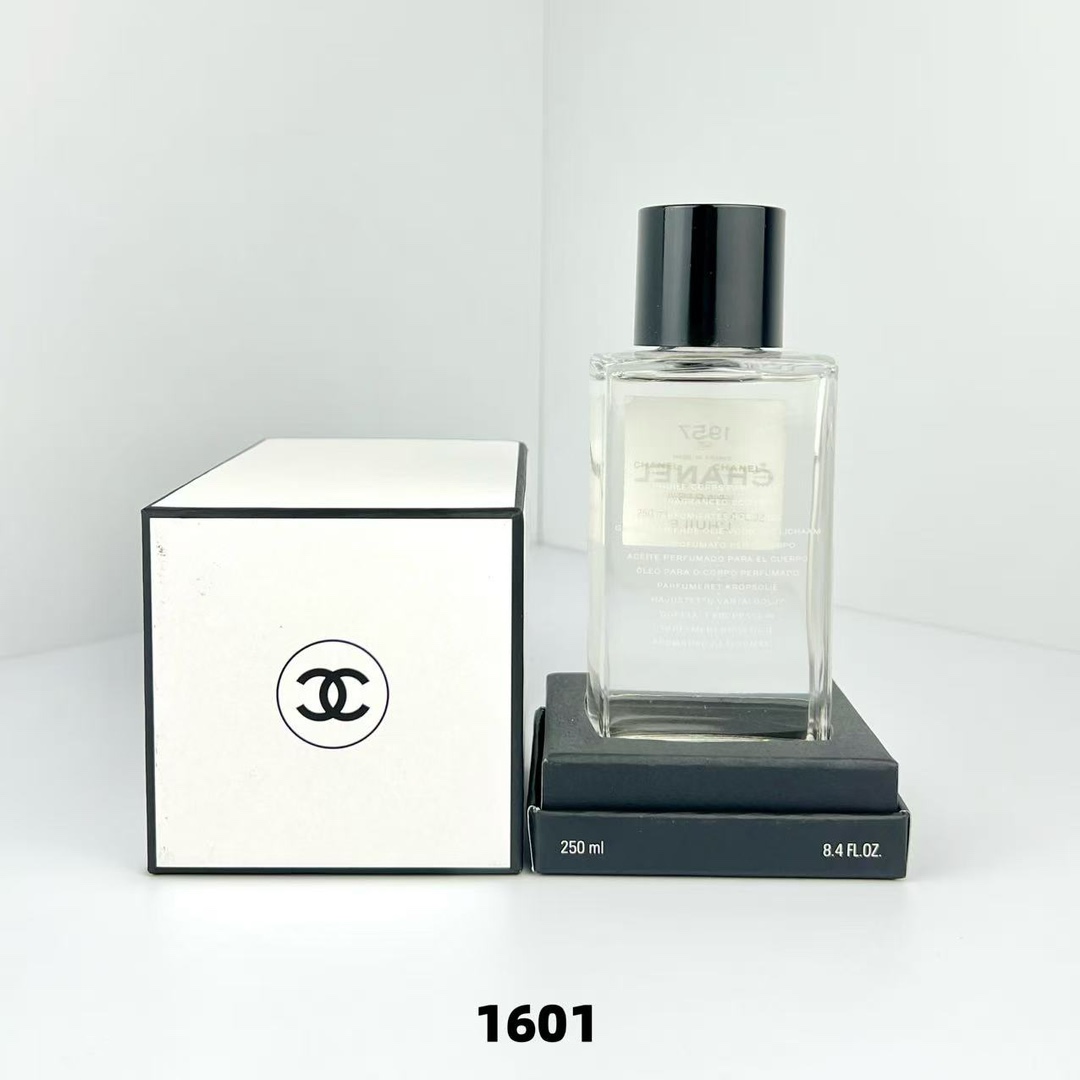 80 重新到货！
（下单备注：香奈儿1957油）
香奈儿高定1957延香精华油250ml🔜编码1601✔️可配中文标。配手提袋️❗️复刻1957香水灵魂香调&mdash;&mdash;白麝香交织雪松花香，温柔清冽
▫️丝缎精油质地，一抹化入肌肤不黏腻
▫️鎏金细闪粒子，灯光下流转裸感微光
▫️黑金瓶身自带法式仪式感
💫功效：
✔️24h柔肤锁水，沙漠皮秒变绸缎肌
✔️香水级持久留香，肌肤透出慵懒高级香
✔️身体高光效果，约会穿吊带必涂锁骨
