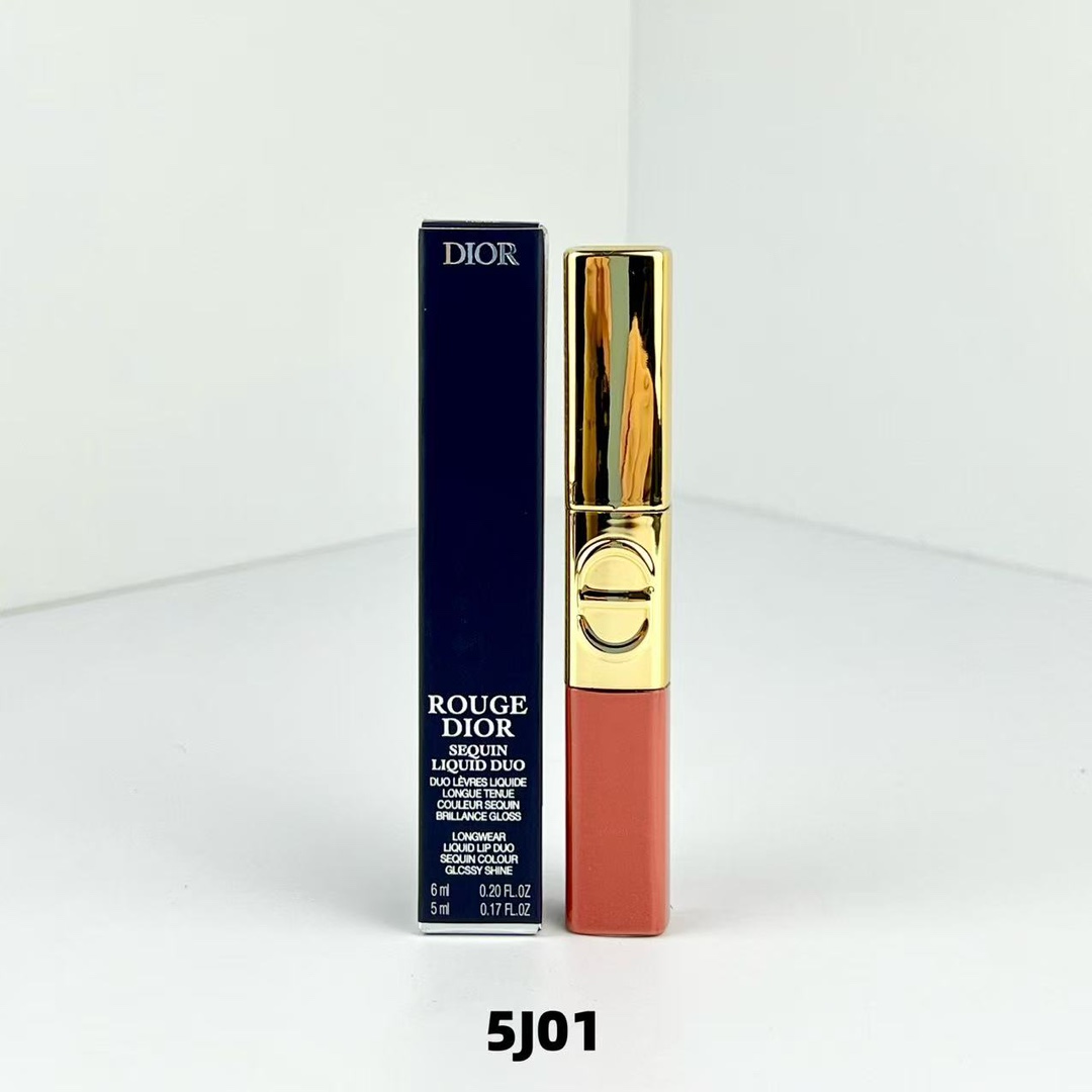 46 调价！ （下单备注：Dior 双色唇釉+色号） Dior 限定双头唇釉🔜5J01 编码 0 色：100-220-420-520-719-720-747-881-905-999❗️ DIOR Dior 2025 圣诞限定「奇幻星愿系…