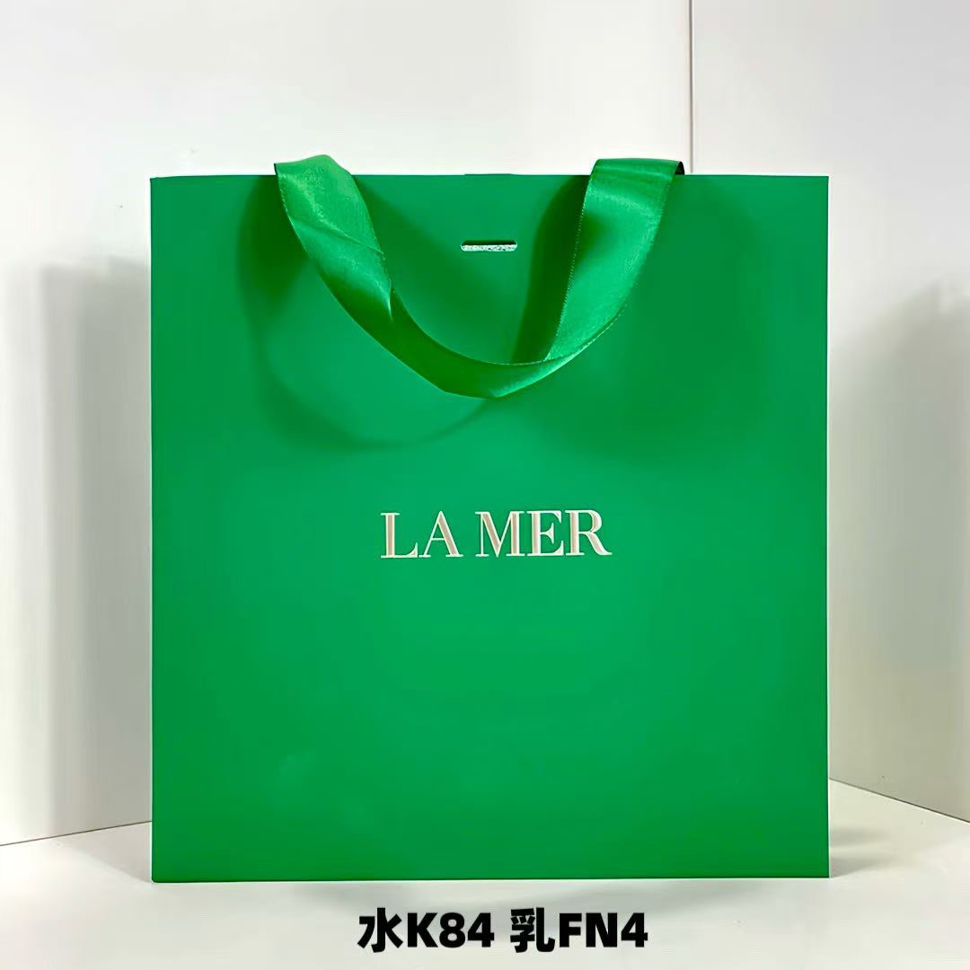 100！海蓝之谜精粹水乳两件套礼盒装🔜配礼袋❗️下单备注：普通打码随机，明通打码K84，乳FN4✔️ 内含:150毫升精粹水+125毫升精粹乳‼️1️⃣新版海蓝之谜精粹水👉拯救粉刺敏感✔再生修护增强✔保湿滋养抗氧。。2️⃣lamer修…