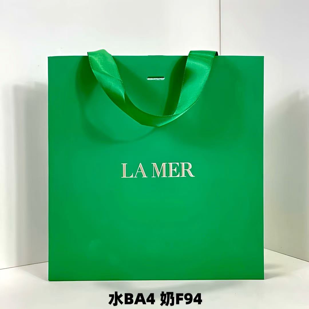 90！海蓝之谜焕透精粹水+洗面奶两件套礼盒装🔜配礼袋✔️普通打码随机。明通水BA4，洗面奶F94。 内含:新版海蓝之谜焕透精粹水150ml+海蓝之谜碧玺洗面奶125ml。 里面🈶️海藻精华，味道很舒服 就算是及其脆弱的干性肌肤都可以放…