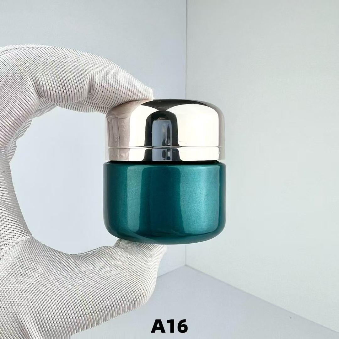 68💰包邮
海蓝之谜奇迹眼霜15ml ➡️A14编码！全球十大眼霜之首☝️lamer海蓝之谜奇迹眼霜15ml ，世界第一大品牌眼霜，不老传神林志颖都在用的眼霜，这个眼霜无数次被镜头扫了出来，眼霜、精华就是要用最好的🤩奇迹浓缩修护眼部精华眼霜，对细纹 浮肿 黑眼圈 都有效果👉海蓝之谜奇迹眼霜15ml金盖