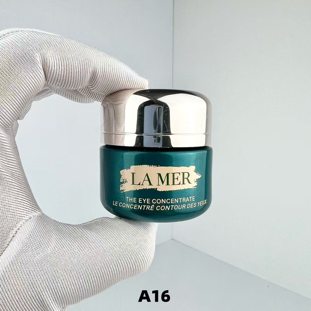 68💰包邮
海蓝之谜奇迹眼霜15ml ➡️A14编码！全球十大眼霜之首☝️lamer海蓝之谜奇迹眼霜15ml ，世界第一大品牌眼霜，不老传神林志颖都在用的眼霜，这个眼霜无数次被镜头扫了出来，眼霜、精华就是要用最好的🤩奇迹浓缩修护眼部精华眼霜，对细纹 浮肿 黑眼圈 都有效果👉海蓝之谜奇迹眼霜15ml金盖