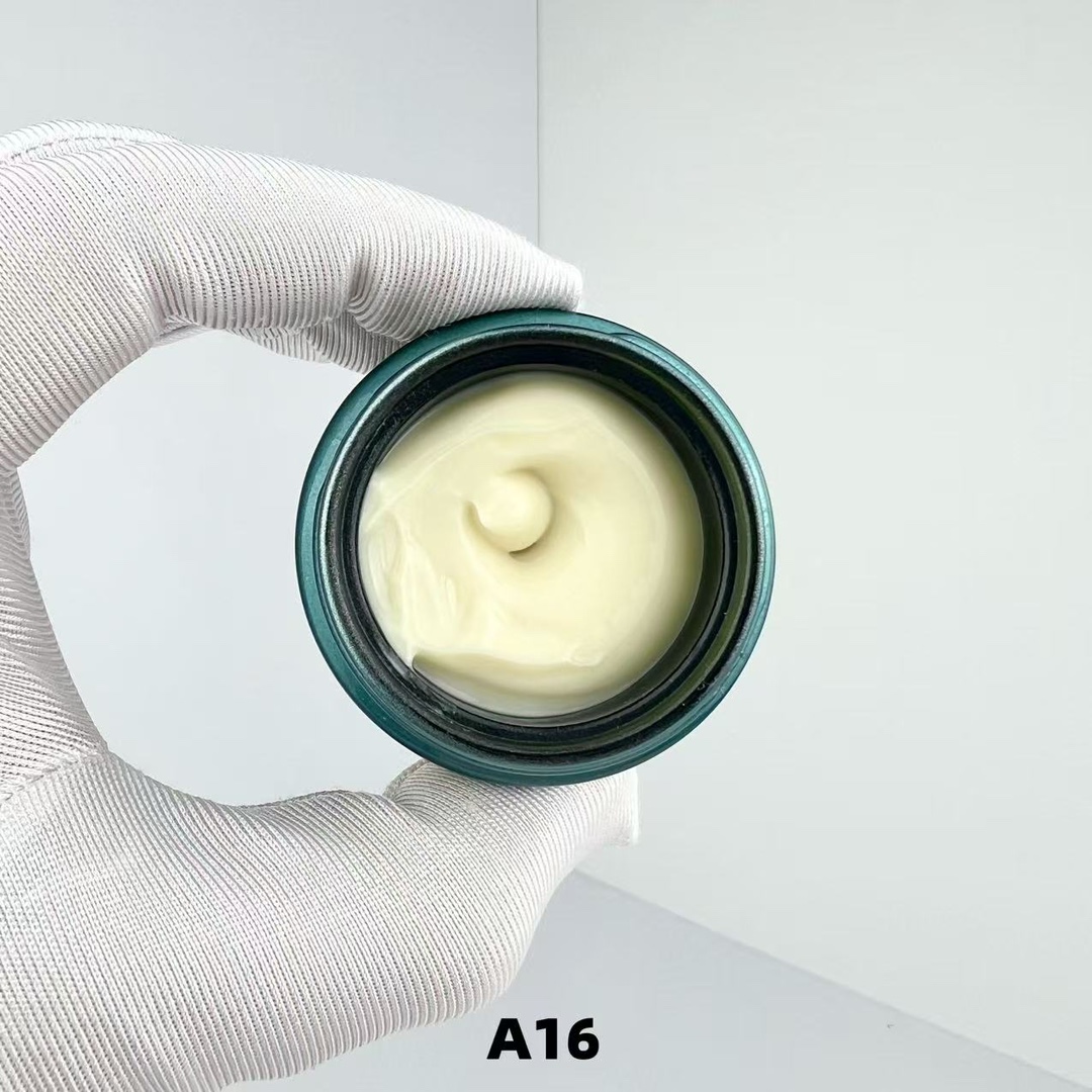 68💰包邮
海蓝之谜奇迹眼霜15ml ➡️A14编码！全球十大眼霜之首☝️lamer海蓝之谜奇迹眼霜15ml ，世界第一大品牌眼霜，不老传神林志颖都在用的眼霜，这个眼霜无数次被镜头扫了出来，眼霜、精华就是要用最好的🤩奇迹浓缩修护眼部精华眼霜，对细纹 浮肿 黑眼圈 都有效果👉海蓝之谜奇迹眼霜15ml金盖