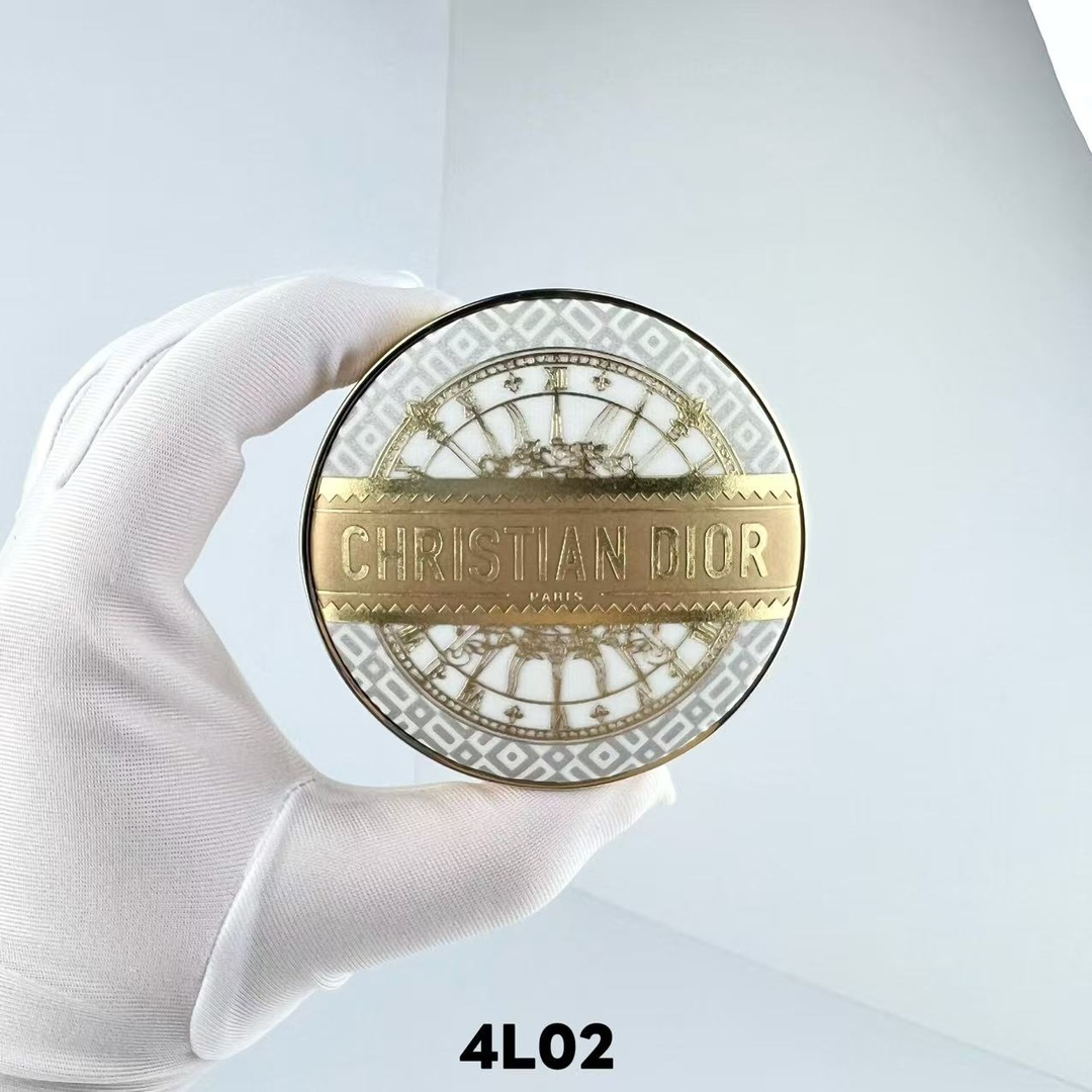 46! (nota en pedido: cojín dorado Dior + tono) ✍️Cojín de edición limitada navideña Dior 13g🔜Código 4L02, 2️⃣ tonos: O…