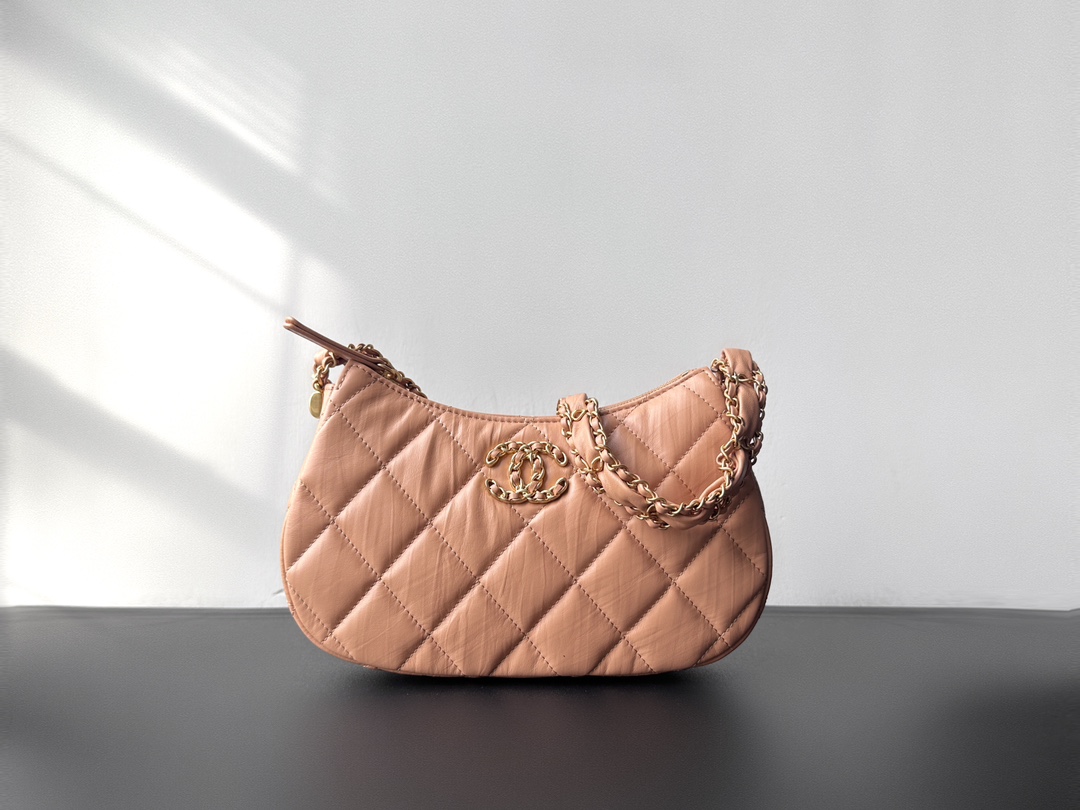 New arrival! The highly popular 22K 19hobo armpit bag is here ❤️ Continuing the essence of the 19bag, featuring a large diamond pattern leather design✓ Double C logo pierced leather design, retaining the classic representative style of the 19bag✓ Moon Bay silhouette, showcasing a simple and elegant style to the fullest✓ A must-have bag that will never go wrong for any occasion❤️. Material: Cowhide✓ Color: Apricot Size: 20x4.5x11cm image 1