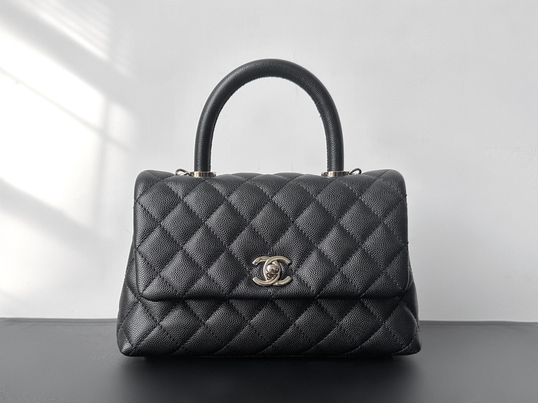 Nueva versión mejorada de cocohandle pequeña negro y dorado ❤️ ¿Quién más no tiene un bolso cocohandle? Las chicas que …