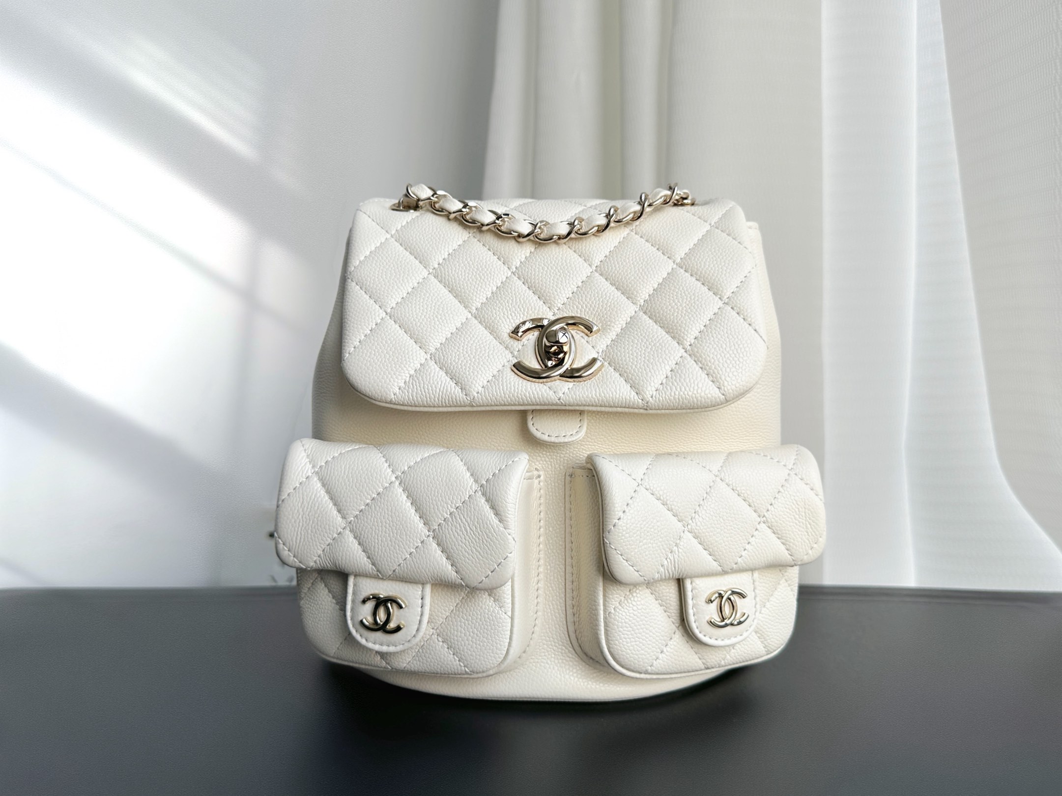 New arrival‼️ New color frog double pack in cream white, part of the 23P Spring/Summer collection. This retro double-pocket backpack, also known as the frog backpack, is the highlight of the season. It's a must-have for every stylish girl with its trendy color and design. Made with durable cowhide ball grain material, it's perfect for daily commuting. Size: 20.5×20×11cm. image 1
