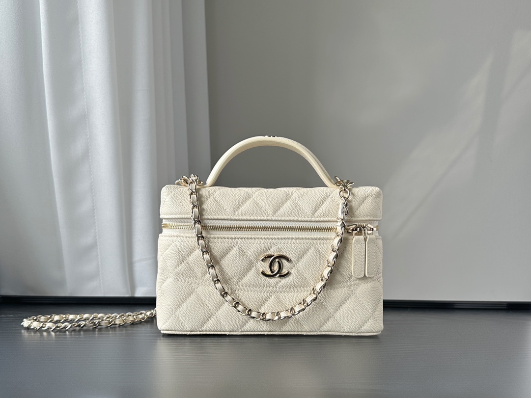 New arrival ❤️ 25C LP hand-held small box. Absolutely stunning 😄 I can't put it down, sisters. Another lovely addition to the 25 new series products 🥰 Great capacity, durable and high-quality small ball cowhide 😎 Meets all needs in terms of style and chain length. Truly a treasure bag, a must-have item ❤️❤️❤️ Color: Milk White Size: 17×19.5×5cm image 1
