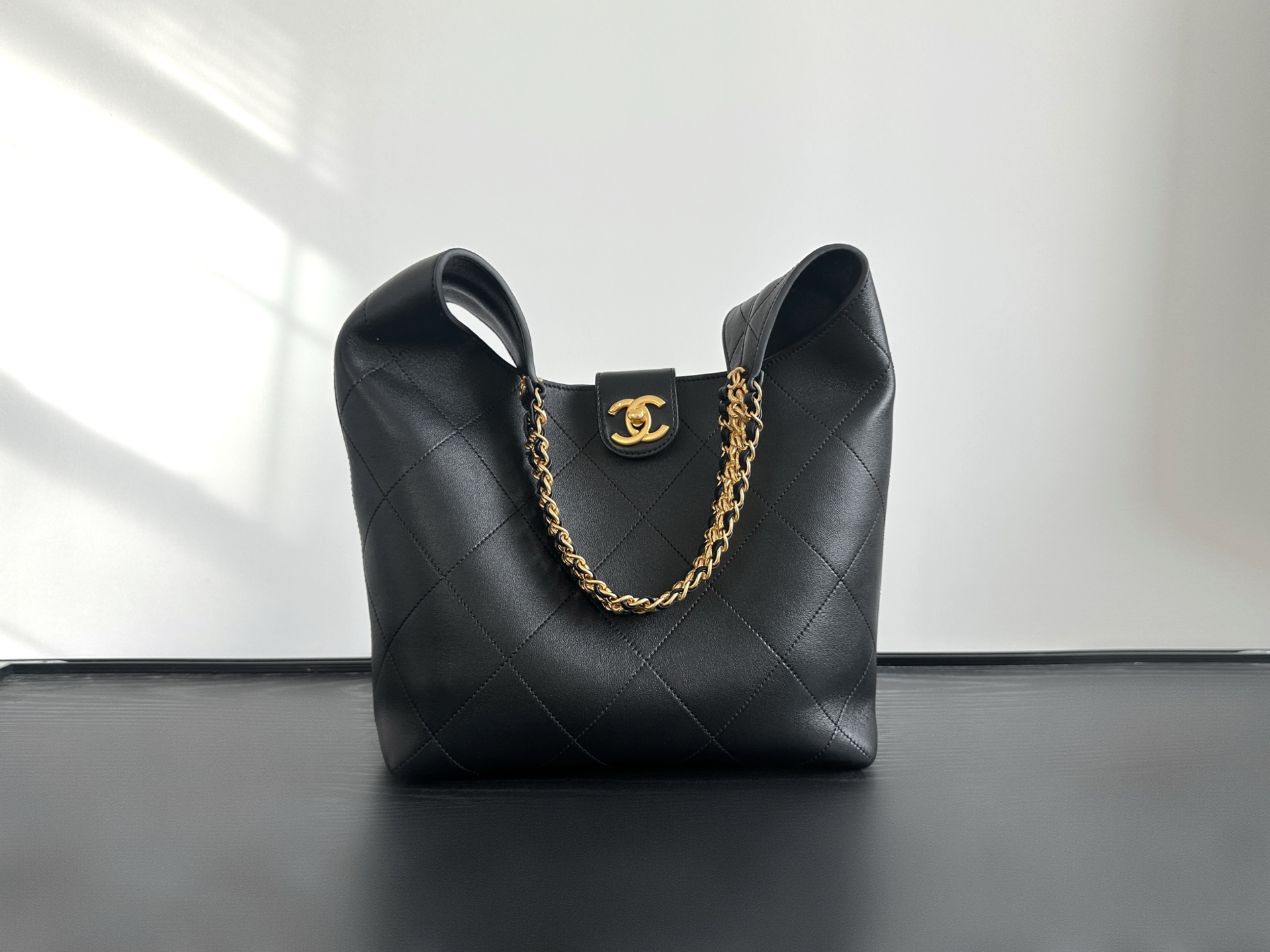 New arrival ❤️ 25P Boho armpit bag. Exquisite ❤️ Featuring the latest design of the season, capturing hearts ❤️ Showcasing a perfect blend of simplicity and laid-back vibes ❤️ Made of sheepskin, firm yet soft. The wide shoulder strap design is thoughtful, making the bag lightweight ❤️ Fully embodies a sense of fashion. Color: Black Size: 35×30×14cm image 1