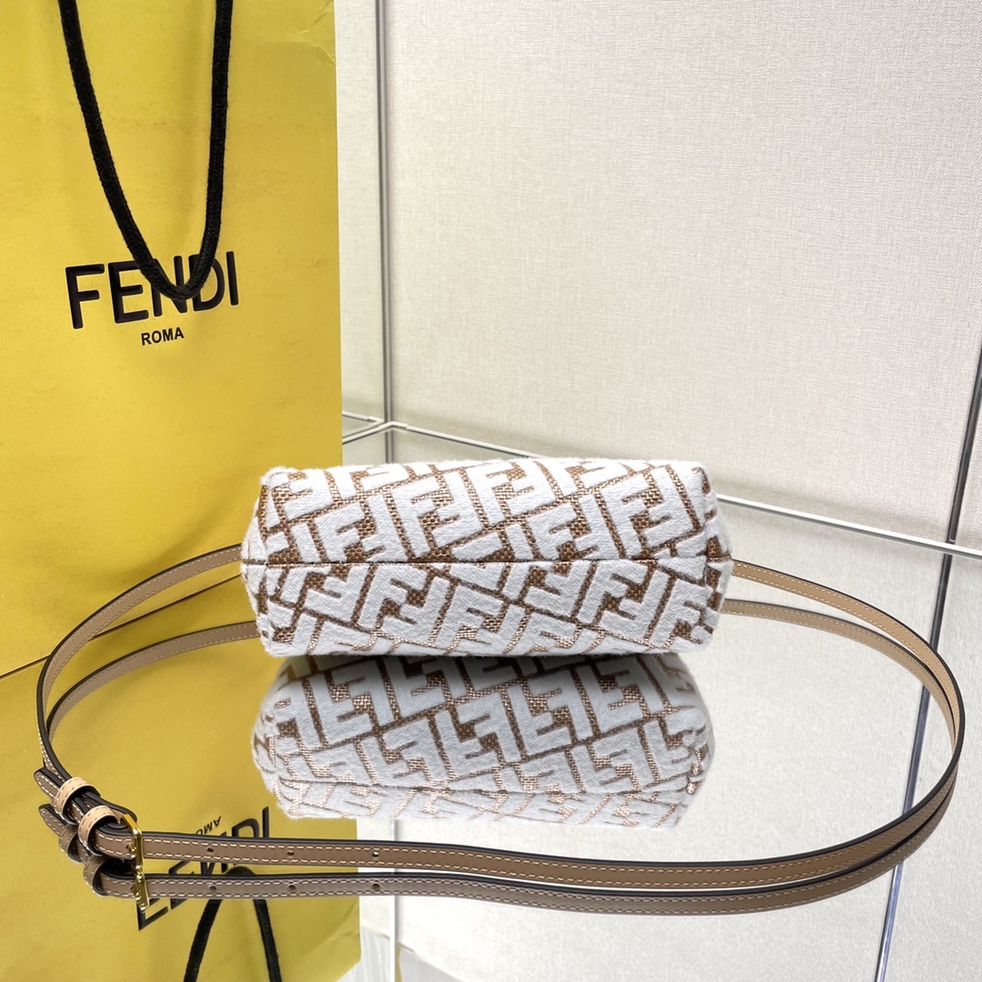 Fendi原色拉菲草编织饰有织锦效果雪尼尔FF图案刺绣全新FEND1First来了!!设计师KimJon