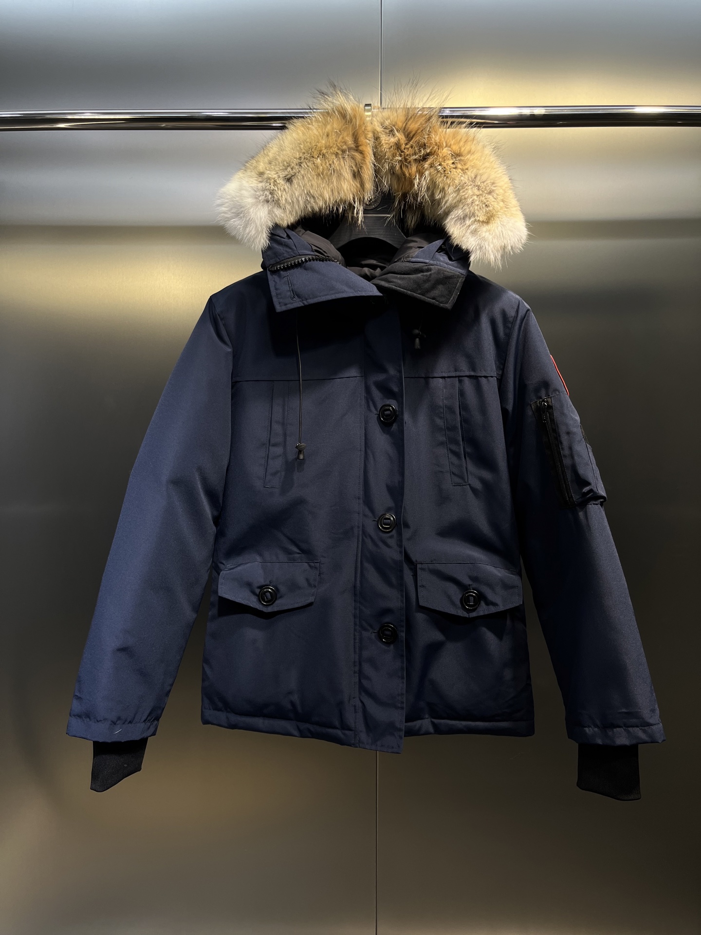 P500
Canada Goose加拿大鹅#Expedition03款派克
加拿大原产珍品!全球限量供应!
加拿大鹅03款
打造顶级情侣款极地御寒户外系列毛领可拆卸连帽派克羽绒服外套2024年第一款鹅
希望伙伴们喜欢
巅峰品质,希望大家共同鉴定!
大鹅家族2024最火的酷炫单品上线,易烊千玺同款人气产物,号称秋冬买不到的联名限量款大鹅,假如你嫌弃以往大鹅的千篇一律,那么此款绝对给你不一样的体验!本年度的秋冬最强情侣档上线,一款顶尖奢华的成衣款式,穿搭极具风格魅力的户外保暖羽绒外套!
大鹅家族近两年最高标准最经典的单品配置独特的反光条纹点缀,更显高端时尚性能效果,搭配五金扣的点缀,更是有着绝佳的性能效果彰显,上身干净简单又大气,就算是都市休闲也是不再话下,适合各个场合穿搭,大口袋设计,此款的容量极大,配置反光条纹,在夜间也更加的安全,适合各种探险活动,防风防水科技材质打造,内里更是有着饱满的白鸭绒填充,绝对的御寒保暖,并且立领设计,领口处细绒毛打造,细节无微不至!让此款的魅力也是更具精神感,上身更具备那种气质与规格效果,完美的展现出此款的超高标准的时髦性能,让户外与生活融为一体,甚至你可以打造高街穿搭!迄今为止奉献的最巅峰的限量鹅,无论是从设计还是细节材质都是全面吊打,大气长青的版型设计,搭配酷炫的反光元素,整体的颜值可以说是相当之高,有着那种户外的强大性能感之外!更是兼具了高端的休闲属性以及高街格调,档次高,霸气,保暖强,漂亮,上身的可看性相当之强大,并且猫头鹰元素的配置更是极具品牌辨识度。
将整体的品牌性能与视觉效果拉满,更具备那种高端的时尚感与时髦性能感,一定要入手的极品产物,因为这是一个地球上最屌的羽绒品牌,也是加拿大的三大国宝品牌之一,这也是一个很有情怀的羽绒奢侈品牌,在极地御寒的服装领域,鹅有着不可替代的贡献..
尺码:xs s m l xl