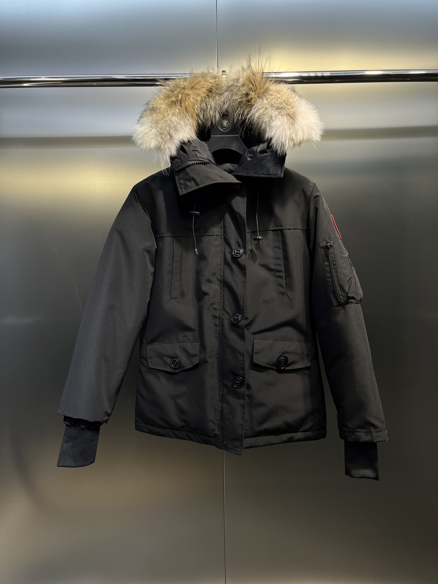 P500
Canada Goose加拿大鹅#Expedition03款派克
加拿大原产珍品!全球限量供应!
加拿大鹅03款
打造顶级情侣款极地御寒户外系列毛领可拆卸连帽派克羽绒服外套2024年第一款鹅
希望伙伴们喜欢
巅峰品质,希望大家共同鉴定!
大鹅家族2024最火的酷炫单品上线,易烊千玺同款人气产物,号称秋冬买不到的联名限量款大鹅,假如你嫌弃以往大鹅的千篇一律,那么此款绝对给你不一样的体验!本年度的秋冬最强情侣档上线,一款顶尖奢华的成衣款式,穿搭极具风格魅力的户外保暖羽绒外套!
大鹅家族近两年最高标准最经典的单品配置独特的反光条纹点缀,更显高端时尚性能效果,搭配五金扣的点缀,更是有着绝佳的性能效果彰显,上身干净简单又大气,就算是都市休闲也是不再话下,适合各个场合穿搭,大口袋设计,此款的容量极大,配置反光条纹,在夜间也更加的安全,适合各种探险活动,防风防水科技材质打造,内里更是有着饱满的白鸭绒填充,绝对的御寒保暖,并且立领设计,领口处细绒毛打造,细节无微不至!让此款的魅力也是更具精神感,上身更具备那种气质与规格效果,完美的展现出此款的超高标准的时髦性能,让户外与生活融为一体,甚至你可以打造高街穿搭!迄今为止奉献的最巅峰的限量鹅,无论是从设计还是细节材质都是全面吊打,大气长青的版型设计,搭配酷炫的反光元素,整体的颜值可以说是相当之高,有着那种户外的强大性能感之外!更是兼具了高端的休闲属性以及高街格调,档次高,霸气,保暖强,漂亮,上身的可看性相当之强大,并且猫头鹰元素的配置更是极具品牌辨识度。
将整体的品牌性能与视觉效果拉满,更具备那种高端的时尚感与时髦性能感,一定要入手的极品产物,因为这是一个地球上最屌的羽绒品牌,也是加拿大的三大国宝品牌之一,这也是一个很有情怀的羽绒奢侈品牌,在极地御寒的服装领域,鹅有着不可替代的贡献..
尺码:xs s m l xl