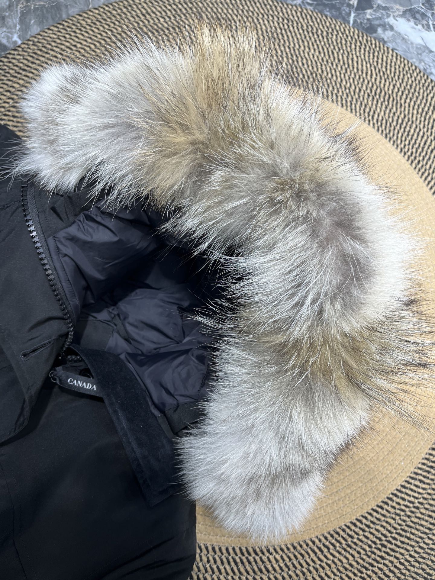 P500
Canada Goose加拿大鹅#Expedition03款派克
加拿大原产珍品!全球限量供应!
加拿大鹅03款
打造顶级情侣款极地御寒户外系列毛领可拆卸连帽派克羽绒服外套2024年第一款鹅
希望伙伴们喜欢
巅峰品质,希望大家共同鉴定!
大鹅家族2024最火的酷炫单品上线,易烊千玺同款人气产物,号称秋冬买不到的联名限量款大鹅,假如你嫌弃以往大鹅的千篇一律,那么此款绝对给你不一样的体验!本年度的秋冬最强情侣档上线,一款顶尖奢华的成衣款式,穿搭极具风格魅力的户外保暖羽绒外套!
大鹅家族近两年最高标准最经典的单品配置独特的反光条纹点缀,更显高端时尚性能效果,搭配五金扣的点缀,更是有着绝佳的性能效果彰显,上身干净简单又大气,就算是都市休闲也是不再话下,适合各个场合穿搭,大口袋设计,此款的容量极大,配置反光条纹,在夜间也更加的安全,适合各种探险活动,防风防水科技材质打造,内里更是有着饱满的白鸭绒填充,绝对的御寒保暖,并且立领设计,领口处细绒毛打造,细节无微不至!让此款的魅力也是更具精神感,上身更具备那种气质与规格效果,完美的展现出此款的超高标准的时髦性能,让户外与生活融为一体,甚至你可以打造高街穿搭!迄今为止奉献的最巅峰的限量鹅,无论是从设计还是细节材质都是全面吊打,大气长青的版型设计,搭配酷炫的反光元素,整体的颜值可以说是相当之高,有着那种户外的强大性能感之外!更是兼具了高端的休闲属性以及高街格调,档次高,霸气,保暖强,漂亮,上身的可看性相当之强大,并且猫头鹰元素的配置更是极具品牌辨识度。
将整体的品牌性能与视觉效果拉满,更具备那种高端的时尚感与时髦性能感,一定要入手的极品产物,因为这是一个地球上最屌的羽绒品牌,也是加拿大的三大国宝品牌之一,这也是一个很有情怀的羽绒奢侈品牌,在极地御寒的服装领域,鹅有着不可替代的贡献..
尺码:xs s m l xl