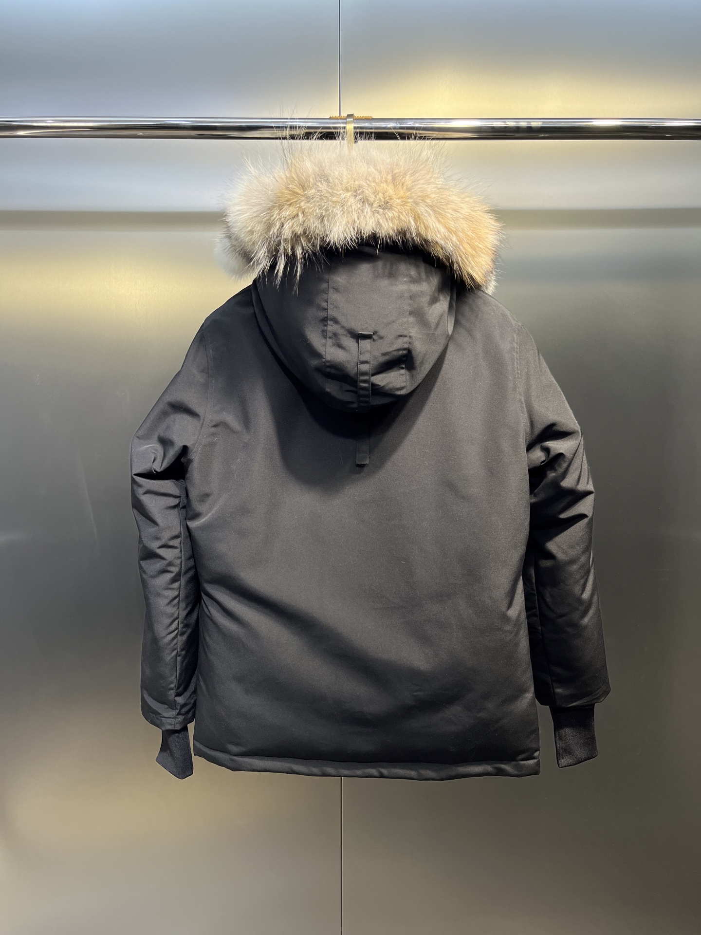 P500
Canada Goose加拿大鹅#Expedition03款派克
加拿大原产珍品!全球限量供应!
加拿大鹅03款
打造顶级情侣款极地御寒户外系列毛领可拆卸连帽派克羽绒服外套2024年第一款鹅
希望伙伴们喜欢
巅峰品质,希望大家共同鉴定!
大鹅家族2024最火的酷炫单品上线,易烊千玺同款人气产物,号称秋冬买不到的联名限量款大鹅,假如你嫌弃以往大鹅的千篇一律,那么此款绝对给你不一样的体验!本年度的秋冬最强情侣档上线,一款顶尖奢华的成衣款式,穿搭极具风格魅力的户外保暖羽绒外套!
大鹅家族近两年最高标准最经典的单品配置独特的反光条纹点缀,更显高端时尚性能效果,搭配五金扣的点缀,更是有着绝佳的性能效果彰显,上身干净简单又大气,就算是都市休闲也是不再话下,适合各个场合穿搭,大口袋设计,此款的容量极大,配置反光条纹,在夜间也更加的安全,适合各种探险活动,防风防水科技材质打造,内里更是有着饱满的白鸭绒填充,绝对的御寒保暖,并且立领设计,领口处细绒毛打造,细节无微不至!让此款的魅力也是更具精神感,上身更具备那种气质与规格效果,完美的展现出此款的超高标准的时髦性能,让户外与生活融为一体,甚至你可以打造高街穿搭!迄今为止奉献的最巅峰的限量鹅,无论是从设计还是细节材质都是全面吊打,大气长青的版型设计,搭配酷炫的反光元素,整体的颜值可以说是相当之高,有着那种户外的强大性能感之外!更是兼具了高端的休闲属性以及高街格调,档次高,霸气,保暖强,漂亮,上身的可看性相当之强大,并且猫头鹰元素的配置更是极具品牌辨识度。
将整体的品牌性能与视觉效果拉满,更具备那种高端的时尚感与时髦性能感,一定要入手的极品产物,因为这是一个地球上最屌的羽绒品牌,也是加拿大的三大国宝品牌之一,这也是一个很有情怀的羽绒奢侈品牌,在极地御寒的服装领域,鹅有着不可替代的贡献..
尺码:xs s m l xl