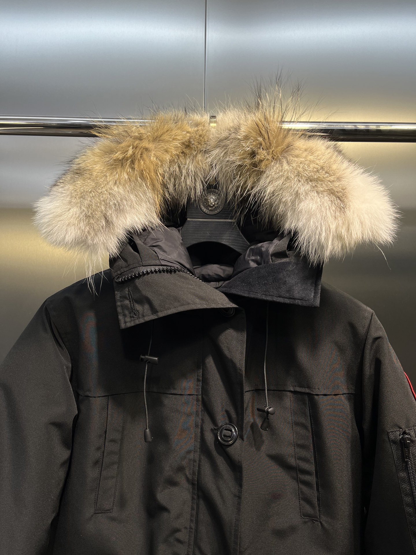 P500
Canada Goose加拿大鹅#Expedition03款派克
加拿大原产珍品!全球限量供应!
加拿大鹅03款
打造顶级情侣款极地御寒户外系列毛领可拆卸连帽派克羽绒服外套2024年第一款鹅
希望伙伴们喜欢
巅峰品质,希望大家共同鉴定!
大鹅家族2024最火的酷炫单品上线,易烊千玺同款人气产物,号称秋冬买不到的联名限量款大鹅,假如你嫌弃以往大鹅的千篇一律,那么此款绝对给你不一样的体验!本年度的秋冬最强情侣档上线,一款顶尖奢华的成衣款式,穿搭极具风格魅力的户外保暖羽绒外套!
大鹅家族近两年最高标准最经典的单品配置独特的反光条纹点缀,更显高端时尚性能效果,搭配五金扣的点缀,更是有着绝佳的性能效果彰显,上身干净简单又大气,就算是都市休闲也是不再话下,适合各个场合穿搭,大口袋设计,此款的容量极大,配置反光条纹,在夜间也更加的安全,适合各种探险活动,防风防水科技材质打造,内里更是有着饱满的白鸭绒填充,绝对的御寒保暖,并且立领设计,领口处细绒毛打造,细节无微不至!让此款的魅力也是更具精神感,上身更具备那种气质与规格效果,完美的展现出此款的超高标准的时髦性能,让户外与生活融为一体,甚至你可以打造高街穿搭!迄今为止奉献的最巅峰的限量鹅,无论是从设计还是细节材质都是全面吊打,大气长青的版型设计,搭配酷炫的反光元素,整体的颜值可以说是相当之高,有着那种户外的强大性能感之外!更是兼具了高端的休闲属性以及高街格调,档次高,霸气,保暖强,漂亮,上身的可看性相当之强大,并且猫头鹰元素的配置更是极具品牌辨识度。
将整体的品牌性能与视觉效果拉满,更具备那种高端的时尚感与时髦性能感,一定要入手的极品产物,因为这是一个地球上最屌的羽绒品牌,也是加拿大的三大国宝品牌之一,这也是一个很有情怀的羽绒奢侈品牌,在极地御寒的服装领域,鹅有着不可替代的贡献..
尺码:xs s m l xl