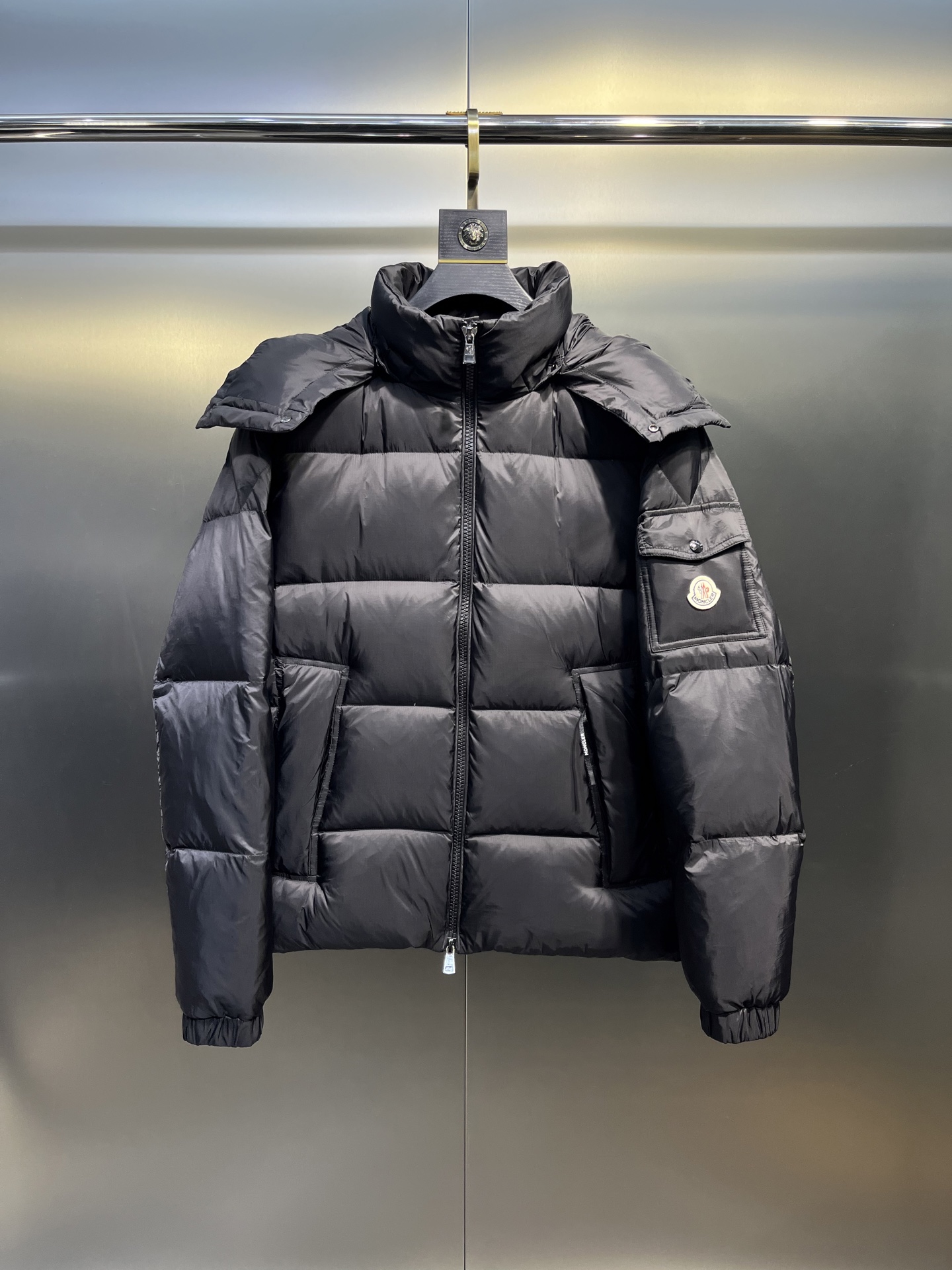 NO:597056,moncler down jacket Montbeliard down jacket is made of iconic lon laqué fabric with a gorgeous luster effect. Equipped with a detachable hood, which can easily adapt to changing weather. It is embellished with sleeve pockets inspired by Moner Maya, highlighting the essence of the brand. High-quality version of Web Maya with nfc chip shipped with dust bag color black sizeM-3XL,,down jacket,hats,alexander wang19860909moncler 羽绒服 Montbeliard羽绒采用标志性的lon laqué面料制成,呈现华美的光泽效果.配有可拆卸兜帽,轻松适应多变天气.点缀灵感源自Moner Maya的衣袖口袋,彰显品牌精髓. 高品质版本织带玛雅 带nfc芯片 配防尘袋发货 颜色黑色 sizeM-3XL,,down jacket,hats,alexander wang,Men's clothing