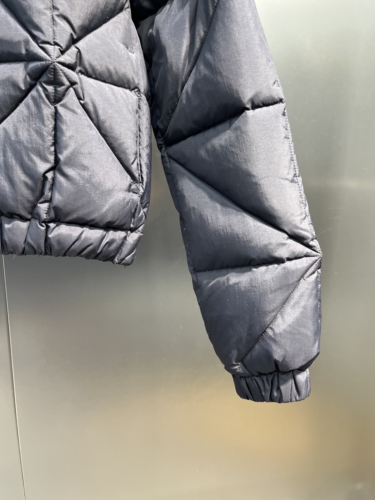 P430


 moncler 🌟Highest quality Moner 2025秋冬新款Anafi女士菱形绗缝短款羽绒服
颜色：黑色 粉色
码数：0123