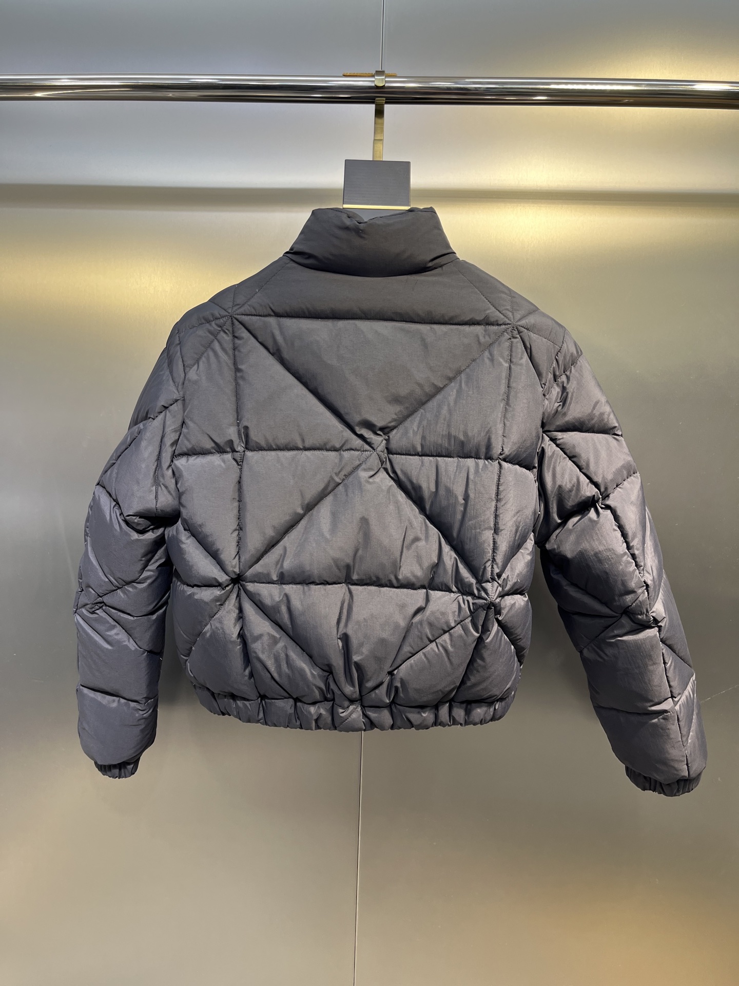 P430


 moncler 🌟Highest quality Moner 2025秋冬新款Anafi女士菱形绗缝短款羽绒服
颜色：黑色 粉色
码数：0123