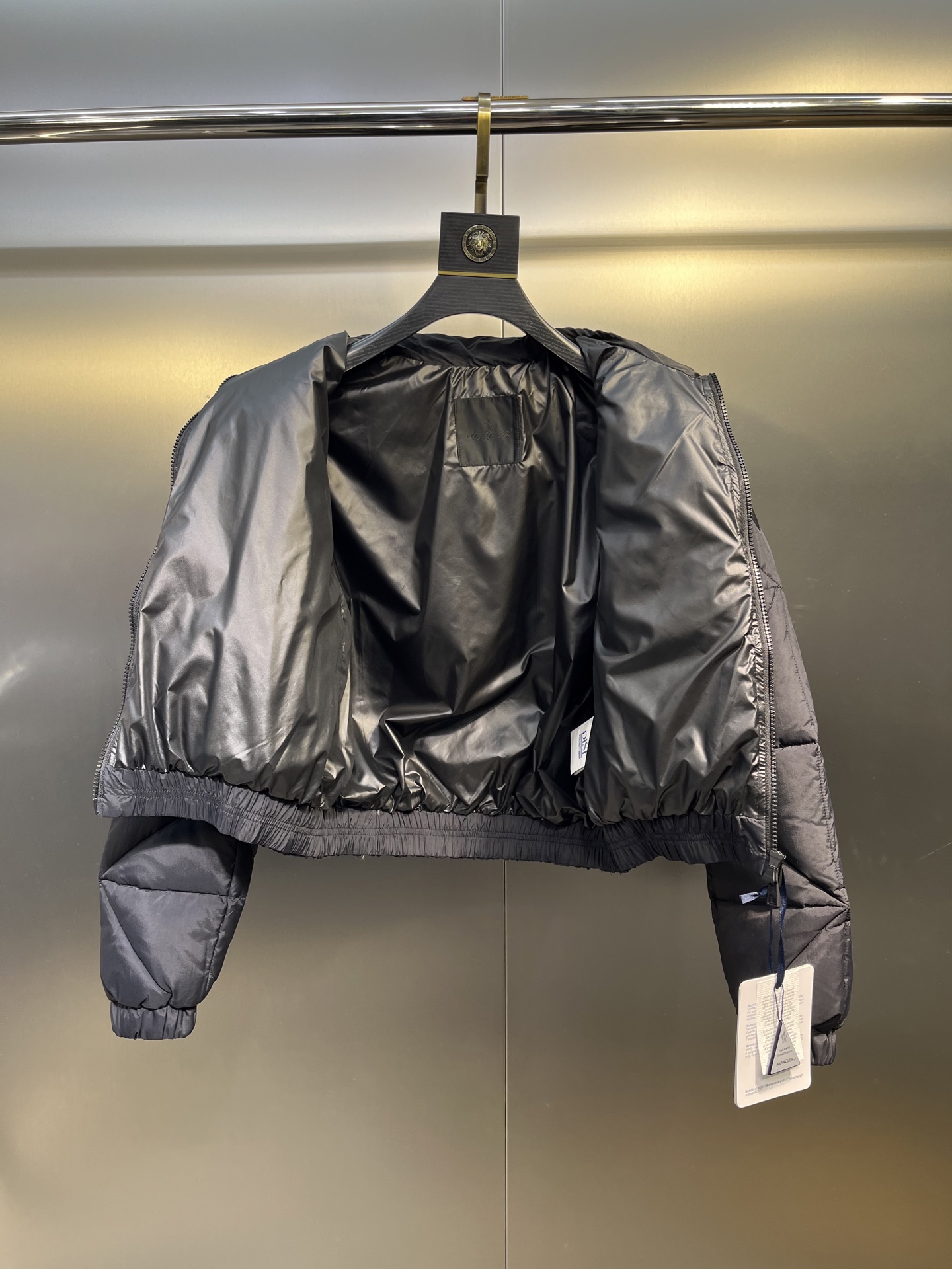 P430


 moncler 🌟Highest quality Moner 2025秋冬新款Anafi女士菱形绗缝短款羽绒服
颜色：黑色 粉色
码数：0123