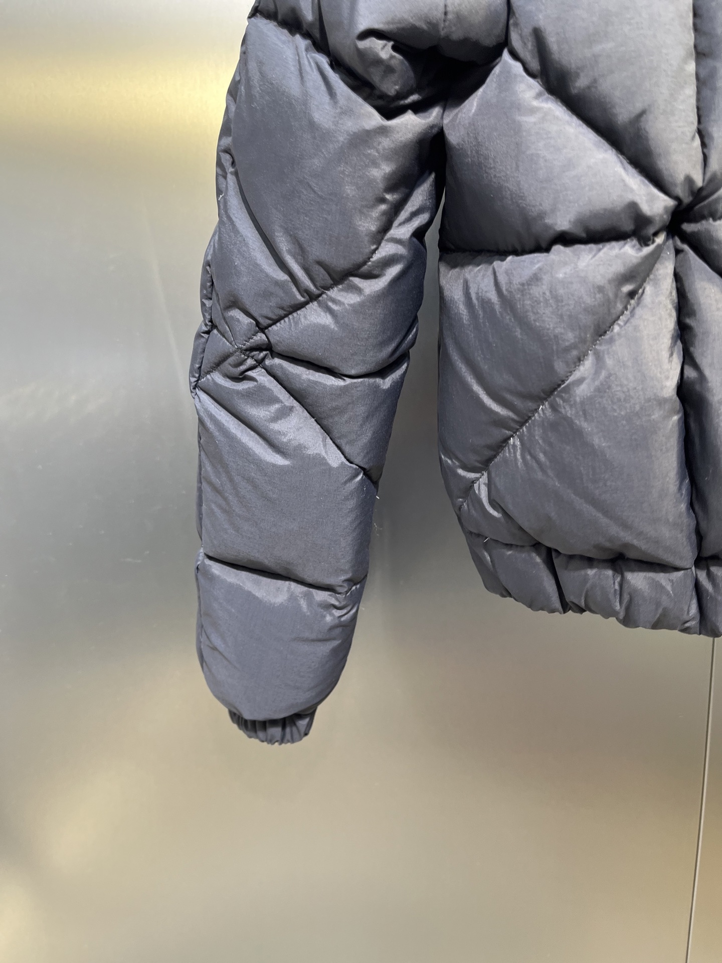 P430


 moncler 🌟Highest quality Moner 2025秋冬新款Anafi女士菱形绗缝短款羽绒服
颜色：黑色 粉色
码数：0123