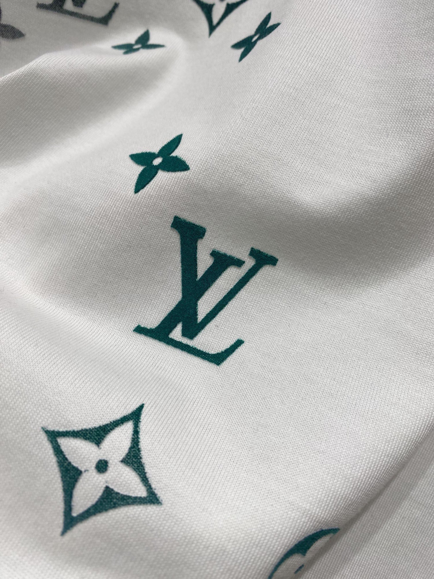 LV24ss专柜同款圆领短袖T恤纯棉定制面料高弹力好伸缩胸前采用品牌Logo标志图案高端人士必备单品原厂