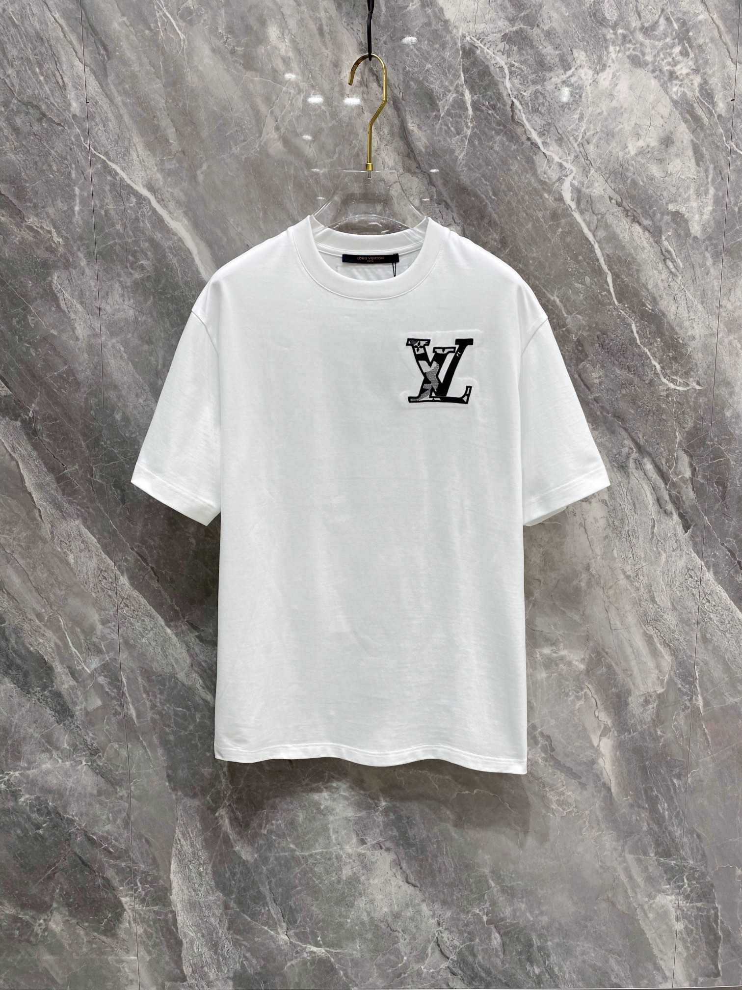 LV24ss专柜同款圆领短袖T恤纯棉定制面料高弹力好伸缩胸前采用品牌Logo标志图案高端人士必备单品原厂
