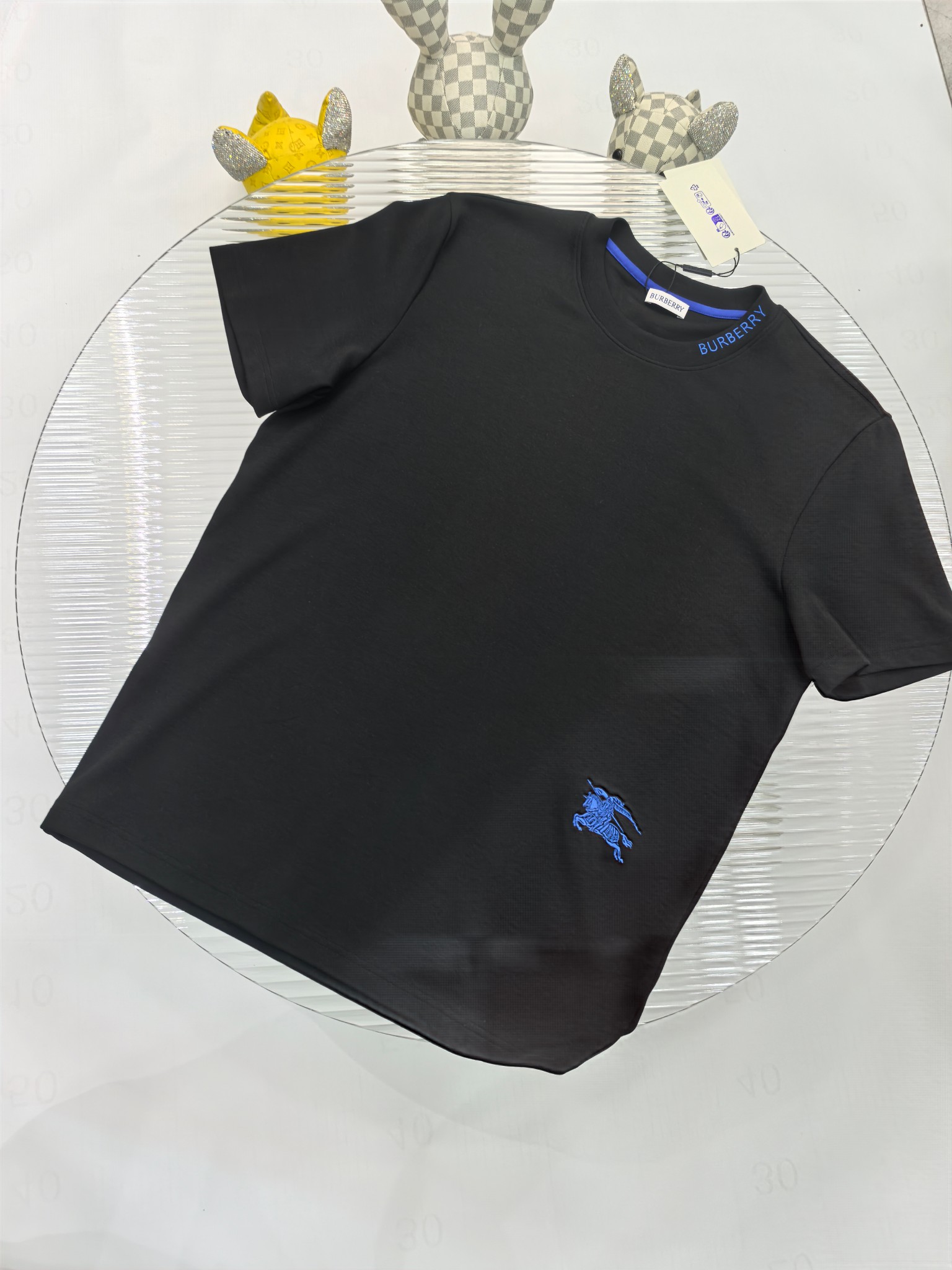 NO:512319,Burberry 2025 Autumn and Winter Round neck embroidered short-sleeved T-shirt base shirt Elemental Logo badge highlights the casual and fashionable charm, and is still unique in style. It is well equipped with a companion... Customer-supplied high-strength elastic knitted liquid ammonia air-layer fabric, flat and symmetrical knitted light and refreshing, soft and comfortable, and excellent breathability. Simple and unique charm. The straight-cut style is more suitable for matching with various trendy and fashionable styles. It uses instrument embroidery, delicate and full texture, bringing a new experience for fashion sports and leisure. Color black white Size M-3XL FFF9,,burberry,T-shirt,tees,t-shirt,alexander wang19860909巴宝莉 2025秋冬 圆领刺绣短袖T恤打底衫 元素性的Logo徽章凸显休闲时尚魅力,依然独领时尚风骚.内搭好伴侣… 客供高支弹力针织液氨空气层面料,平整匀称的针织轻薄清爽,柔软舒适,透气性极佳.简洁而富有独特魅力.直裁版型更为适合搭配各种潮流时尚造型. 采用器械刺绣,细腻饱满的质感突显,为时尚运动休闲带来全新体验. 颜色黑色 白色 尺码 M-3XL FFF9,,burberry,T-shirt,tees，t-shirt,alexander wang,Men's clothing