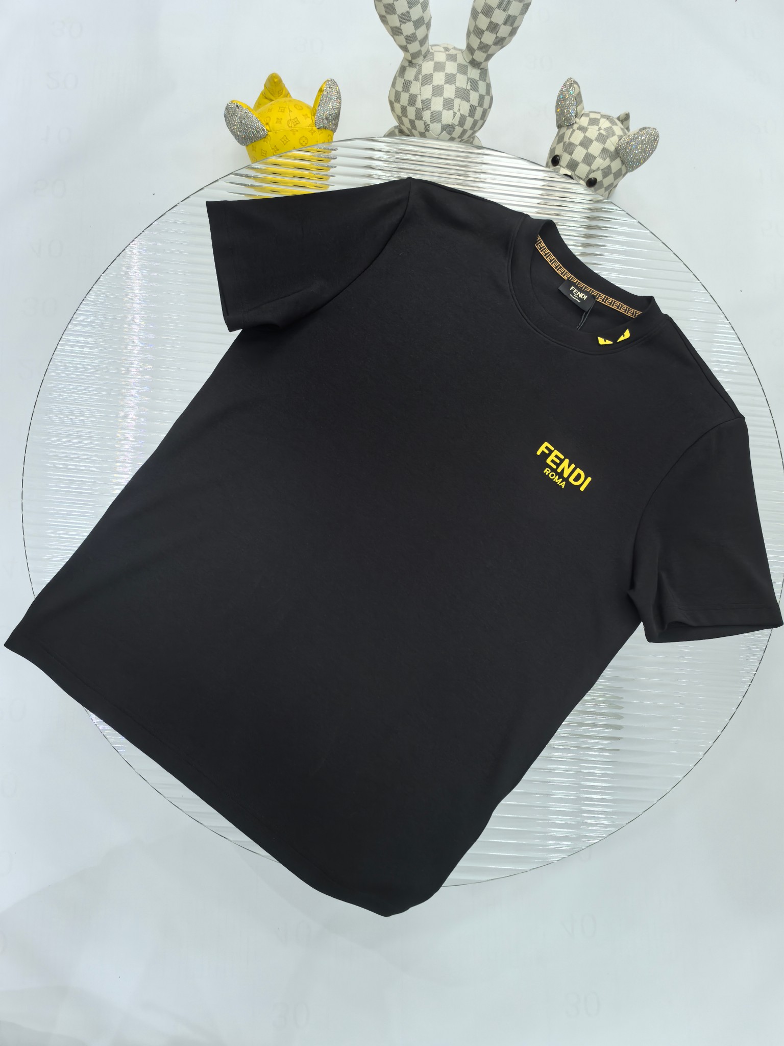 NO:512274,Fendi 2025 Autumn and Winter 2025 round neck embroidered short-sleeved T-shirt base shirt Elemental Logo badge highlights the casual and fashionable charm, and is still unique in style. It is well equipped with a companion... Customer-supplied high-strength elastic knitted liquid ammonia air-layer fabric, flat and symmetrical knitted light and refreshing, soft and comfortable, and excellent breathability. Simple and unique charm. The straight-cut style is more suitable for matching with various trendy and fashionable styles. It uses instrument embroidery, delicate and full texture, bringing a new experience for fashion sports and leisure. Color black white Size M-3XL FFF9,,fendi,T-shirt,tees,t-shirt,alexander wang19860909芬迪 2025秋冬 圆领刺绣短袖T恤打底衫 元素性的Logo徽章凸显休闲时尚魅力,依然独领时尚风骚.内搭好伴侣… 客供高支弹力针织液氨空气层面料,平整匀称的针织轻薄清爽,柔软舒适,透气性极佳.简洁而富有独特魅力.直裁版型更为适合搭配各种潮流时尚造型. 采用器械刺绣,细腻饱满的质感突显,为时尚运动休闲带来全新体验. 颜色黑色 白色 尺码 M-3XL FFF9,,fendi,T-shirt,tees，t-shirt,alexander wang,Men's clothing