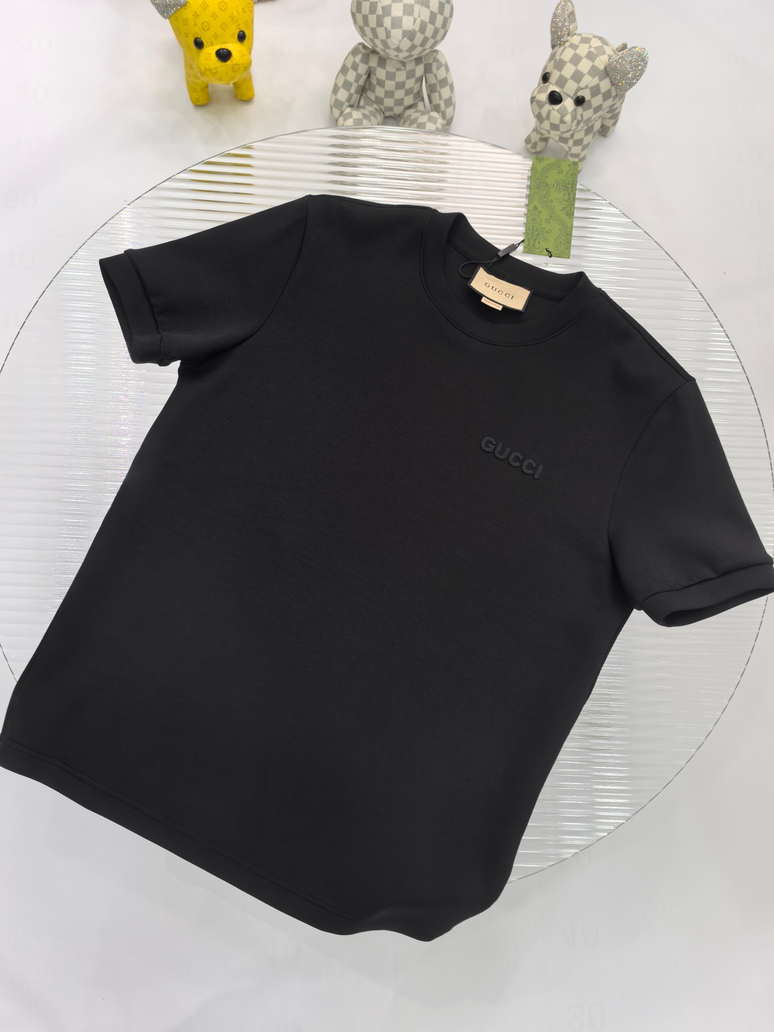 NO:512279,Gucci 2025 Autumn and Winter Round neck embroidered short-sleeved T-shirt base shirt Elemental Logo badge highlights the casual and fashionable charm, and is still unique in style. It is well equipped with a companion... Customer-supplied high-strength elastic knitted liquid ammonia air-layer fabric, flat and symmetrical knitted light and refreshing, soft and comfortable, and excellent breathability. Simple and unique charm. The straight-tailed version is more suitable for matching with various trendy and fashionable styles. It uses instrument embroidery, delicate and full texture, bringing a new experience for fashion sports and leisure. Color black white Size M-3XL FFF9,,gucci, T-shirt,tees, t-shirt,alexander wang19860909Gucci 2025秋冬 圆领刺绣短袖T恤打底衫 元素性的Logo徽章凸显休闲时尚魅力,依然独领时尚风骚.内搭好伴侣… 客供高支弹力针织液氨空气层面料,平整匀称的针织轻薄清爽,柔软舒适,透气性极佳.简洁而富有独特魅力.直裁版型更为适合搭配各种潮流时尚造型. 采用器械刺绣,细腻饱满的质感突显,为时尚运动休闲带来全新体验. 颜色黑色 白色 尺码 M-3XL FFF9,,gucci,T-shirt,tees，t-shirt,alexander wang,Men's clothing