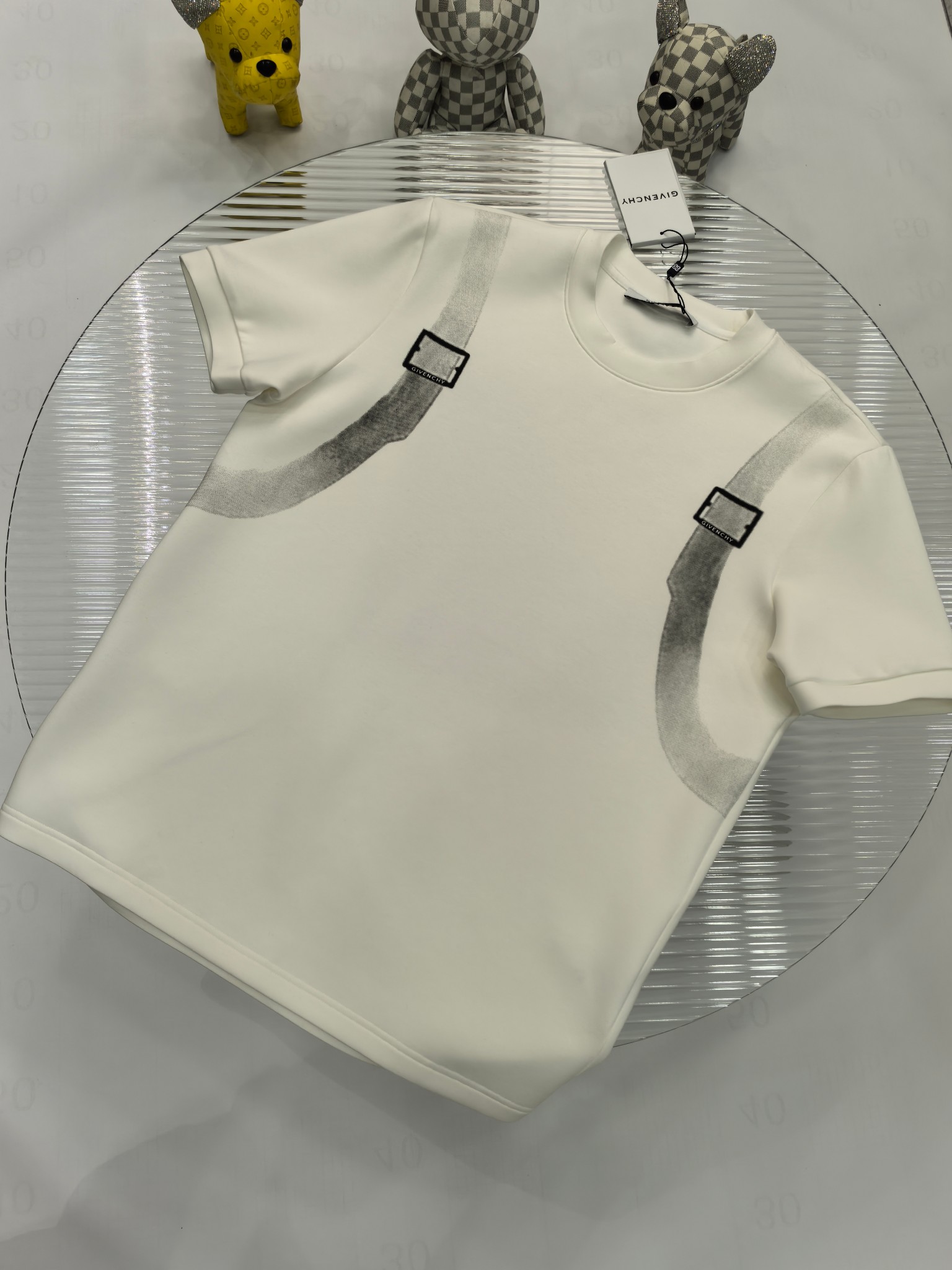 NO:512284,Givenchy 2025 Autumn and Winter Round neck embroidered short-sleeved T-shirt base shirt Elemental Logo badge highlights the casual and fashionable charm, and is still unique in style. It is fitted with a companion inside... Customer-supplied high-strength elastic knitted liquid ammonia air-layer fabric, flat and symmetrical knitted light and refreshing, soft and comfortable, and excellent breathability. Simple and unique charm. The straight-cut style is more suitable for matching with various trendy and fashionable styles. It uses instrument embroidery, delicate and full texture, bringing a new experience for fashion sports and leisure. Color black white Size M-3XL FFF9,,givenchy,T-shirt,tees,t-shirt,alexander wang19860909纪梵希 2025秋冬 圆领刺绣短袖T恤打底衫 元素性的Logo徽章凸显休闲时尚魅力,依然独领时尚风骚.内搭好伴侣… 客供高支弹力针织液氨空气层面料,平整匀称的针织轻薄清爽,柔软舒适,透气性极佳.简洁而富有独特魅力.直裁版型更为适合搭配各种潮流时尚造型. 采用器械刺绣,细腻饱满的质感突显,为时尚运动休闲带来全新体验. 颜色黑色 白色 尺码 M-3XL FFF9,,givenchy,T-shirt,tees，t-shirt,alexander wang,Men's clothing