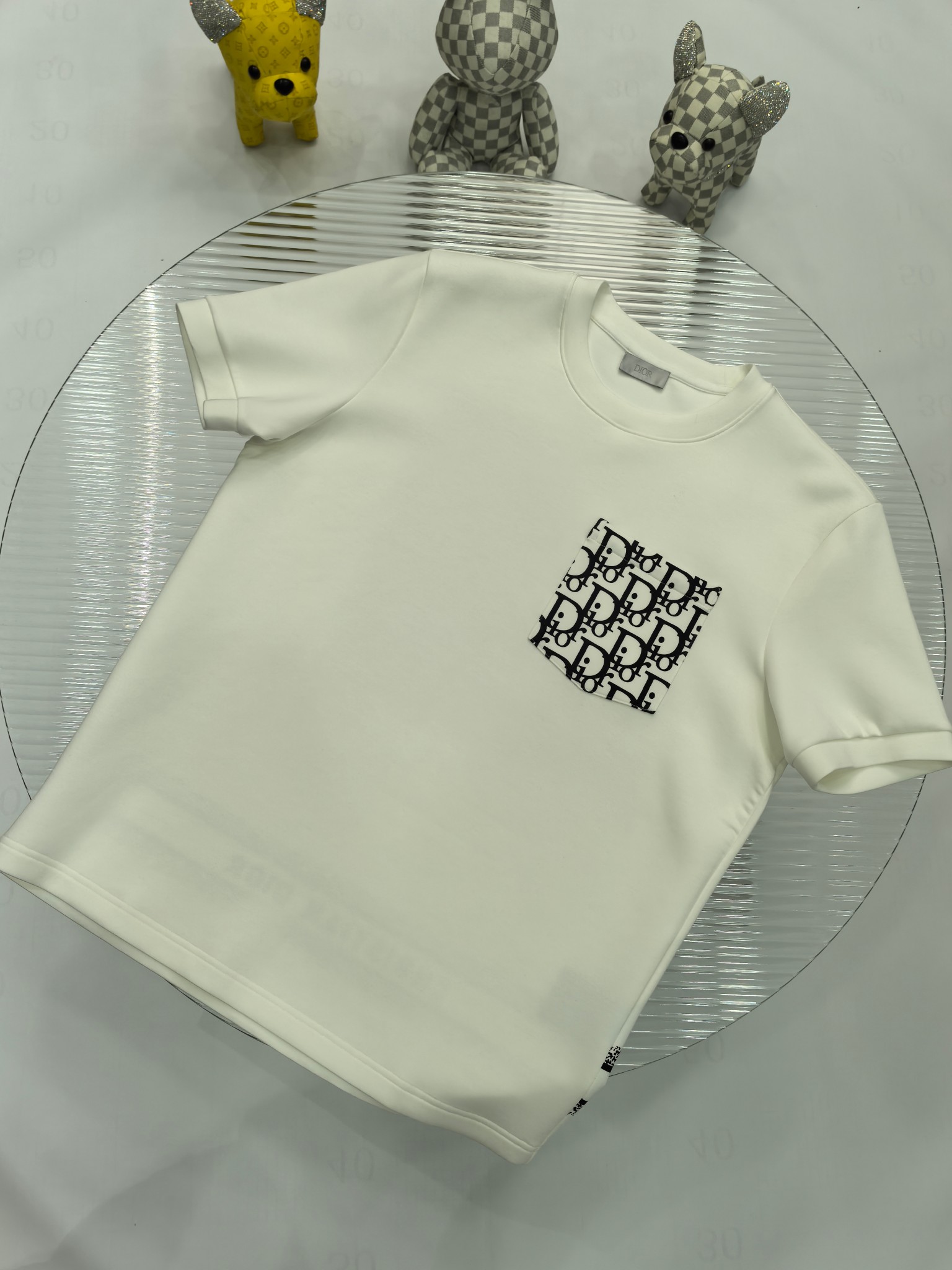 NO:512289,Dior 2025 Autumn and Winter 2025 round neck embroidered short-sleeved T-shirt base shirt Elemental Logo badge highlights the casual and fashionable charm, and still has a unique style. It is well equipped with a companion... Customer-supplied high-strength elastic knitted liquid ammonia air-layer fabric, flat and symmetrical knitted light and refreshing, soft and comfortable, and excellent breathability. Simple and unique charm. The straight-cut style is more suitable for matching with various trendy and fashionable styles. It uses instrument embroidery, delicate and full texture, bringing a new experience for fashion sports and leisure. Color black white Size M-3XL FFF9,,dior,T-shirt,tees,t-shirt,alexander wang19860909Dior 2025秋冬 圆领刺绣短袖T恤打底衫 元素性的Logo徽章凸显休闲时尚魅力,依然独领时尚风骚.内搭好伴侣… 客供高支弹力针织液氨空气层面料,平整匀称的针织轻薄清爽,柔软舒适,透气性极佳.简洁而富有独特魅力.直裁版型更为适合搭配各种潮流时尚造型. 采用器械刺绣,细腻饱满的质感突显,为时尚运动休闲带来全新体验. 颜色黑色 白色 尺码 M-3XL FFF9,,dior,T-shirt,tees，t-shirt,alexander wang,Men's clothing